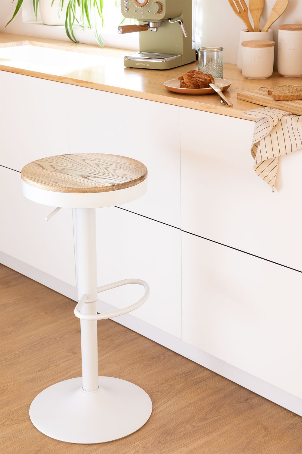 Taburete de cocina de diseño regulable blanco con tonos de madera