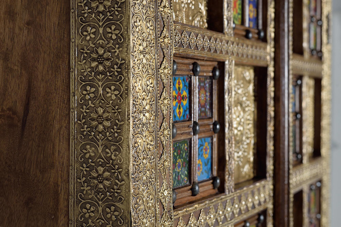 Armario 2 puertas en madera de acacia, los detalles son de bronce y lleva cerámica en las puertas - GINER Y COLOMER