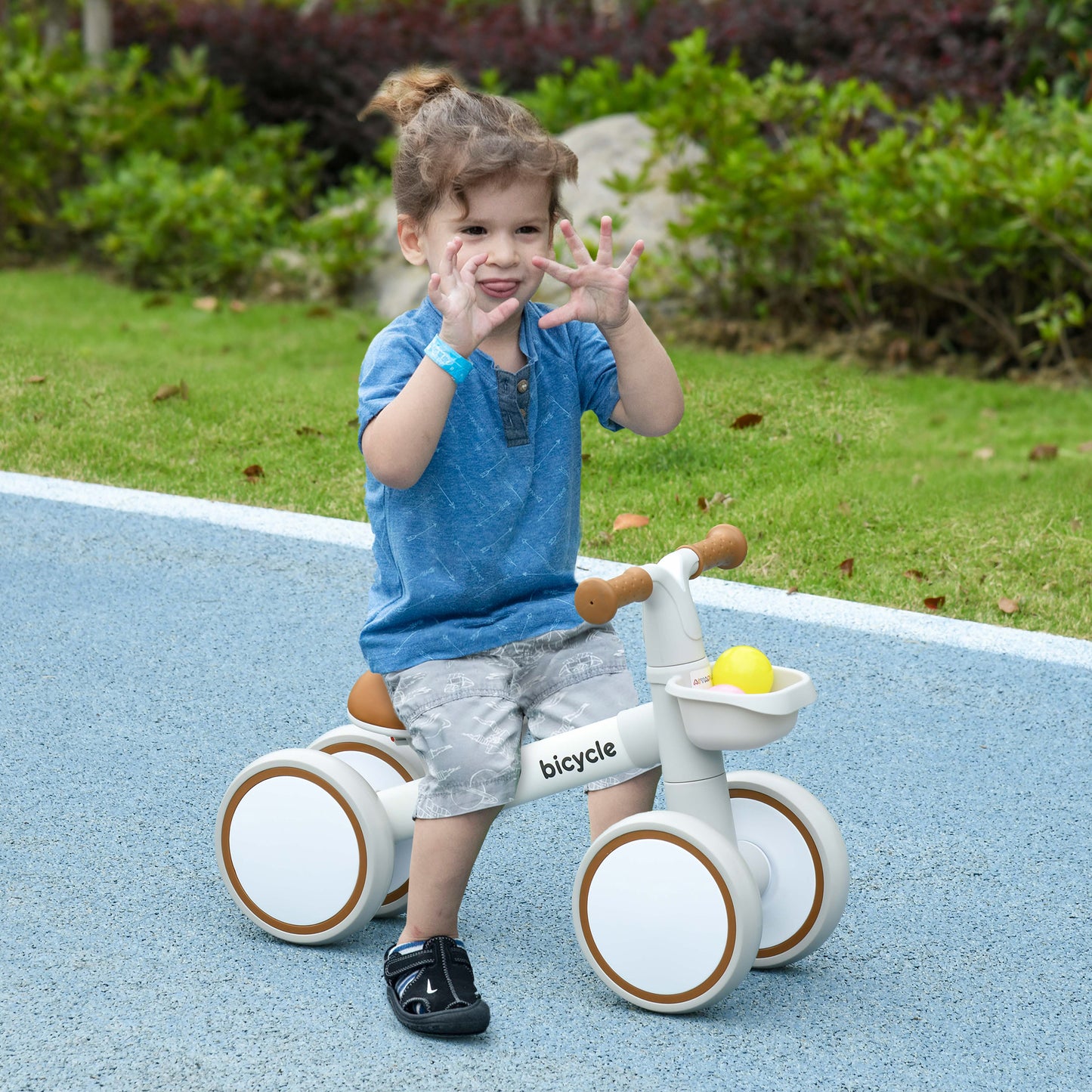 AIYAPLAY Bicicleta sin Pedales para Niños de 12-36 Meses Bicicleta de Equilibrio con Asiento Ajustable Cesta y 4 Ruedas Silenciosas Carga 20 kg 56x27x39 cm Blanco y Marrón