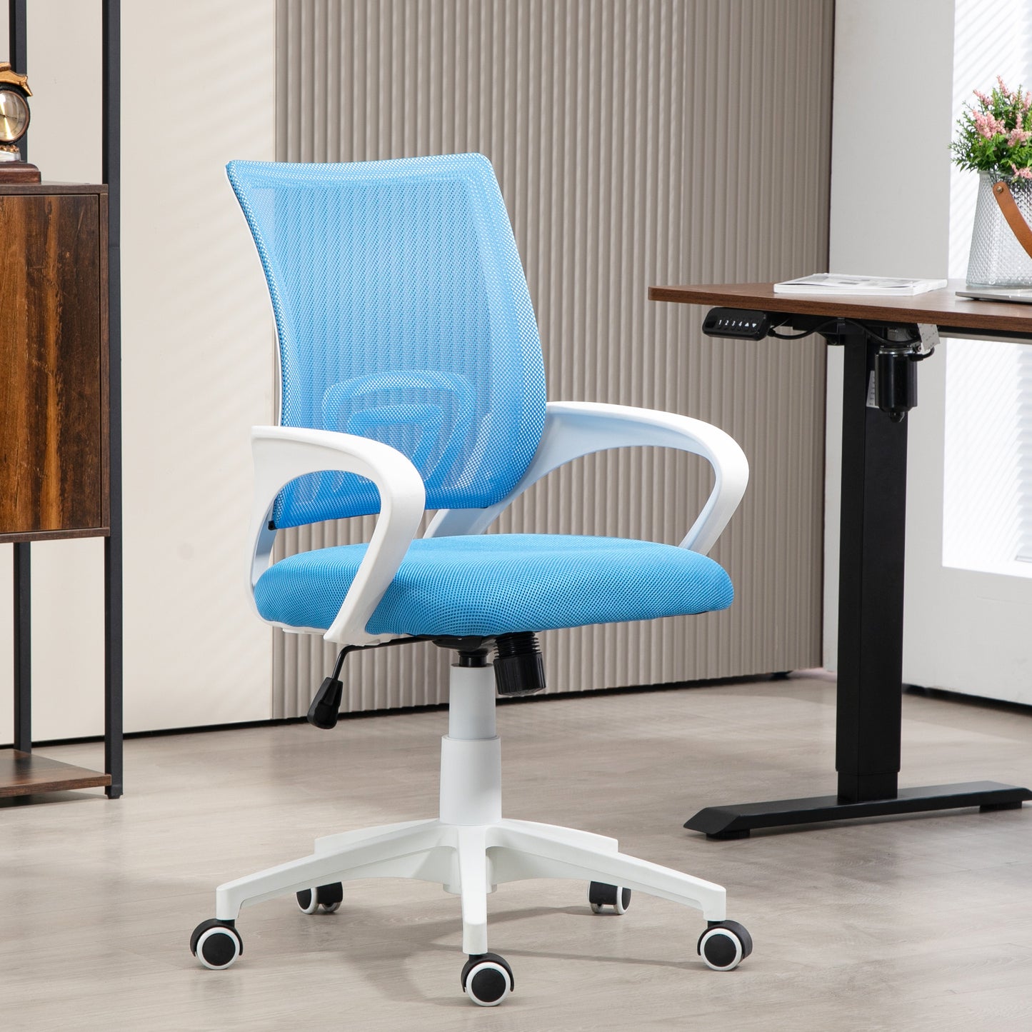 HOMCOM Silla de Oficina de Malla Silla de Escritorio Giratoria con Altura Ajustable Función de Basculante Soporte Lumbar y Reposabrazos Silla para Estudio Carga 120 kg Azul Claro