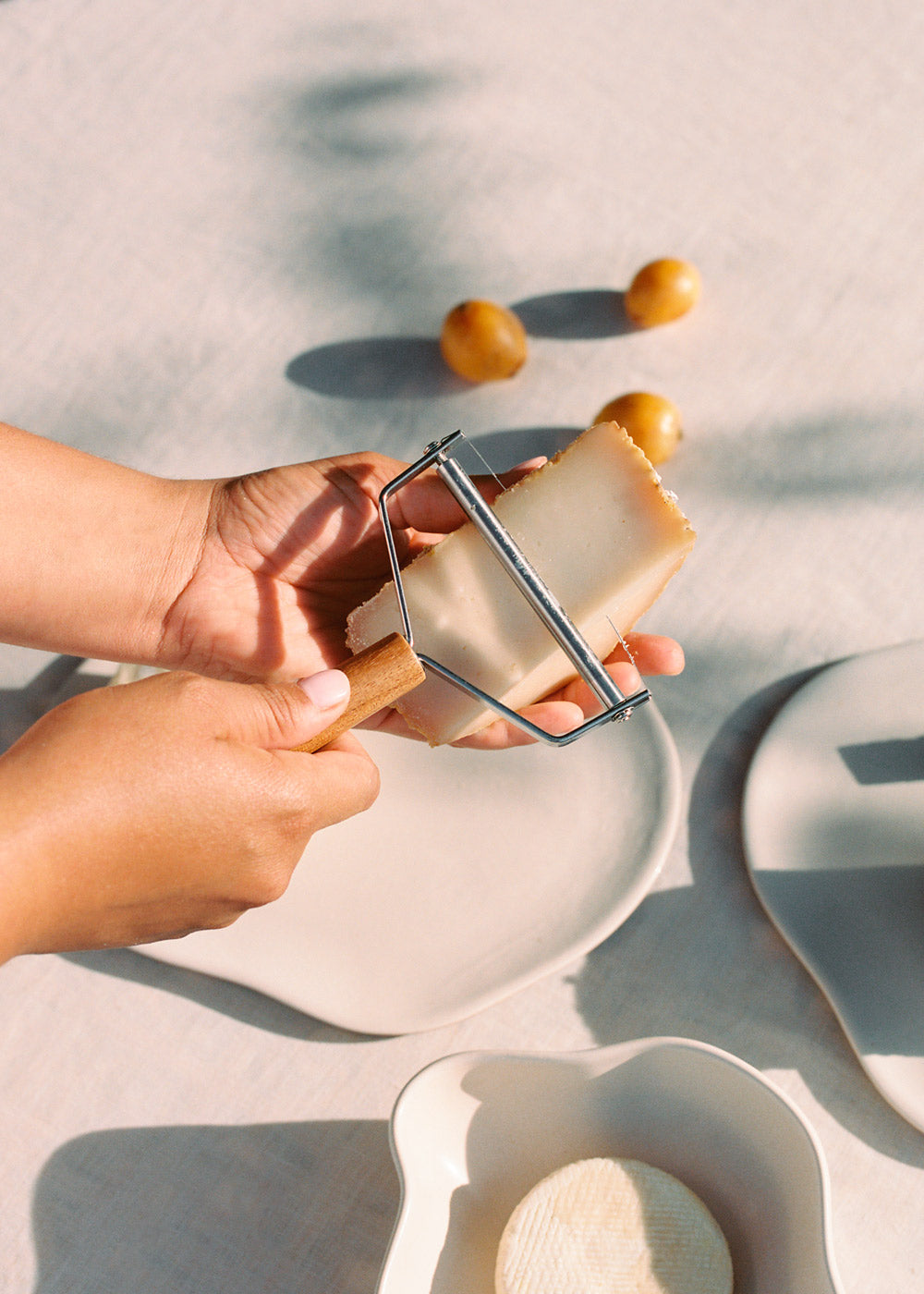 KITCHENWARE ESSENTIALS - Cortaquesos con mango de madera de acacia