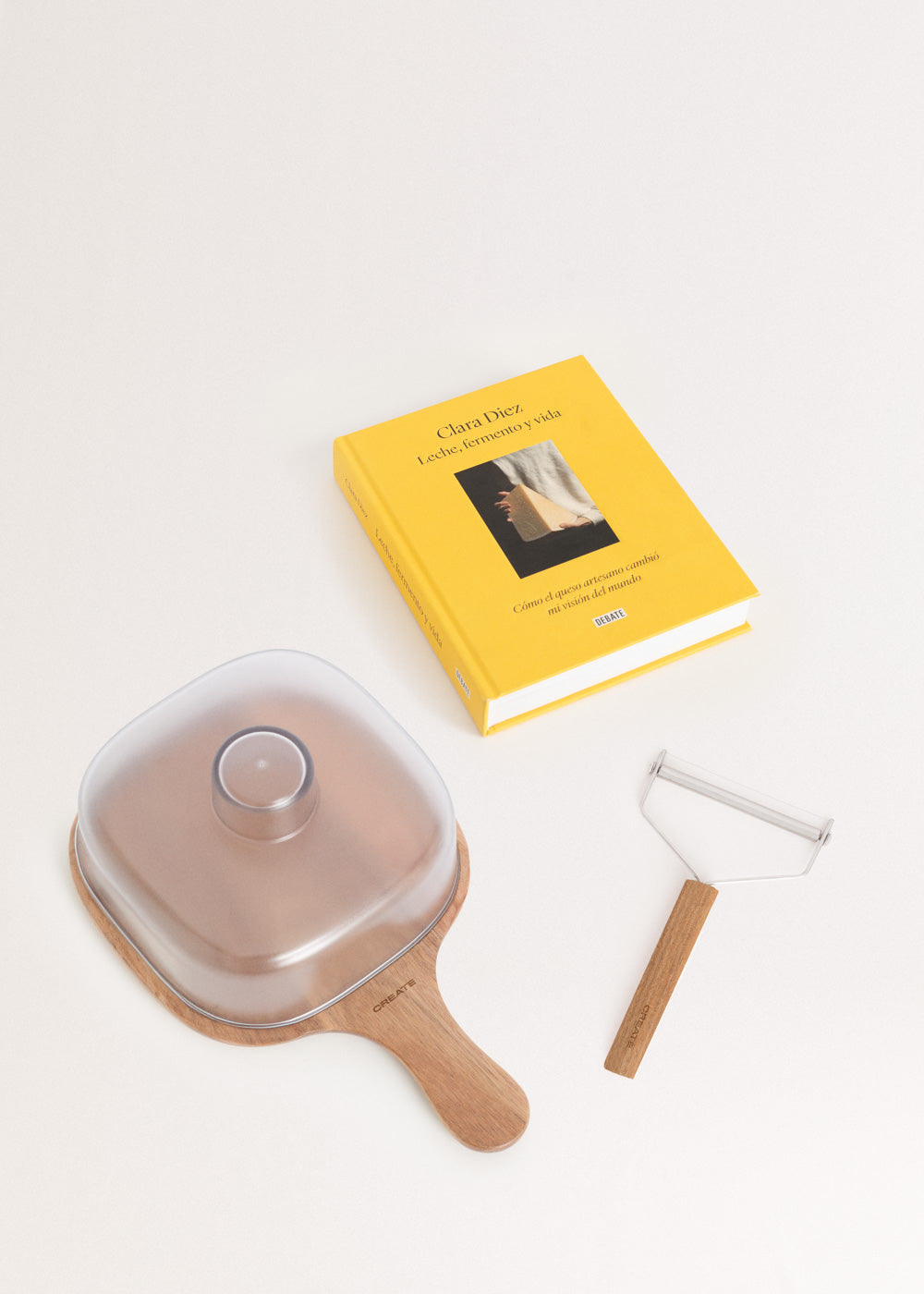 KITCHENWARE ESSENTIALS - Pack Corta quesos + Quesera