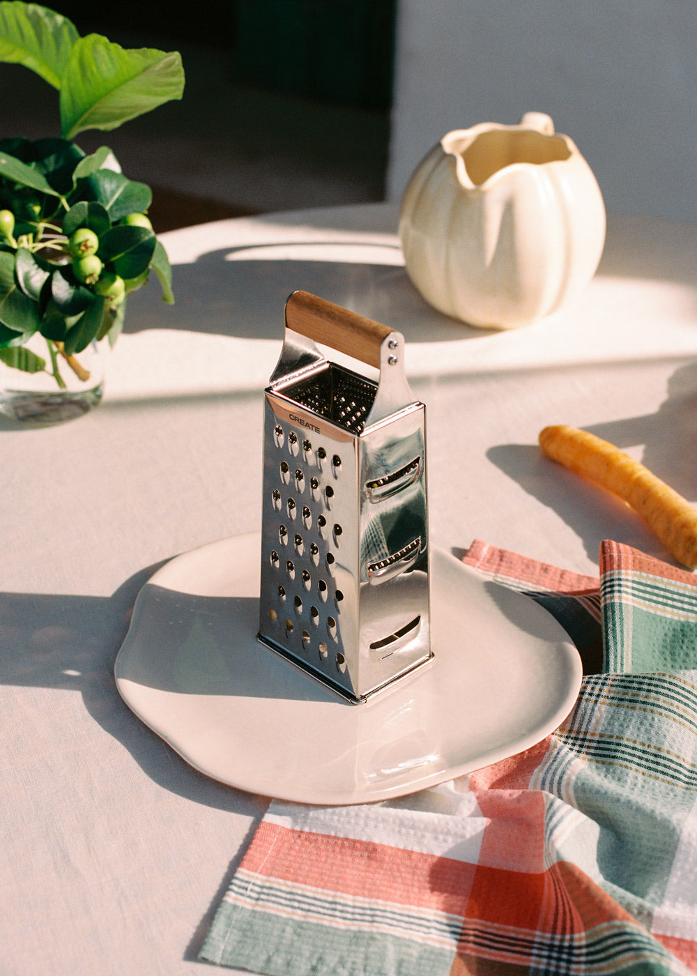 KITCHENWARE ESSENTIALS - Rallador con empuñadura de madera de acacia