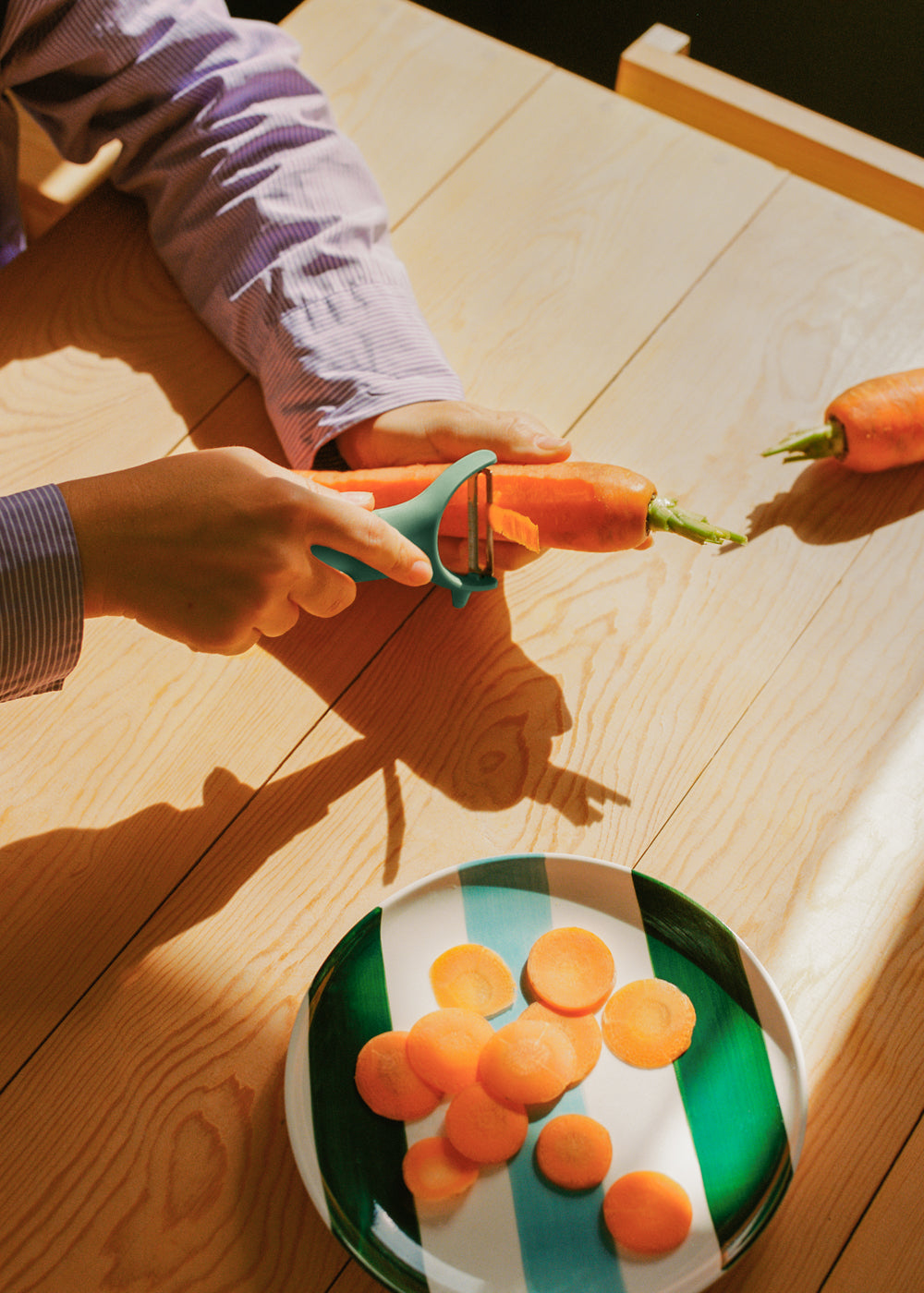 KITCHENWARE STUDIO - Pelador de fruta y verdura