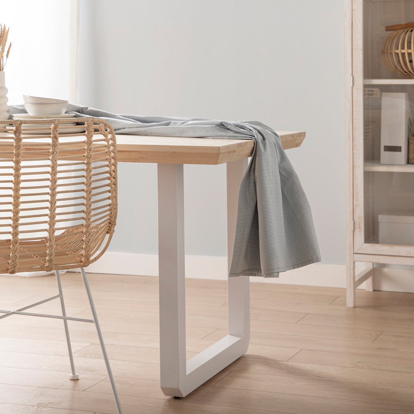 Mesa de comedor rectangular 150 en madera de roble con pata blanca Conor -  Klast