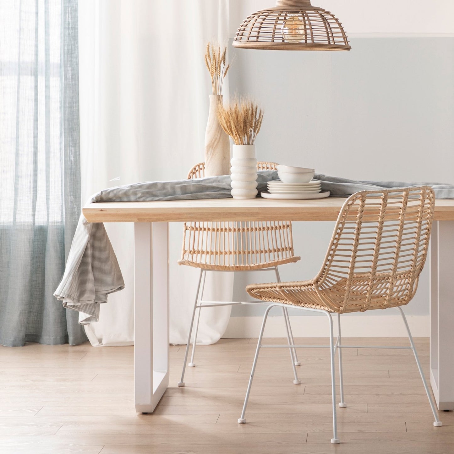 Mesa de comedor rectangular 150 en madera de roble con pata blanca Conor -  Klast