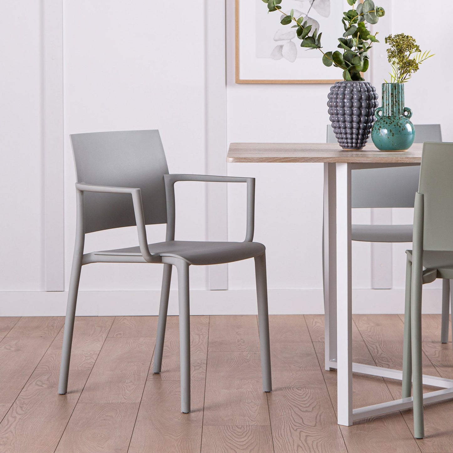 Silla de comedor con reposabrazos en polipropileno gris Jeven -  Klast