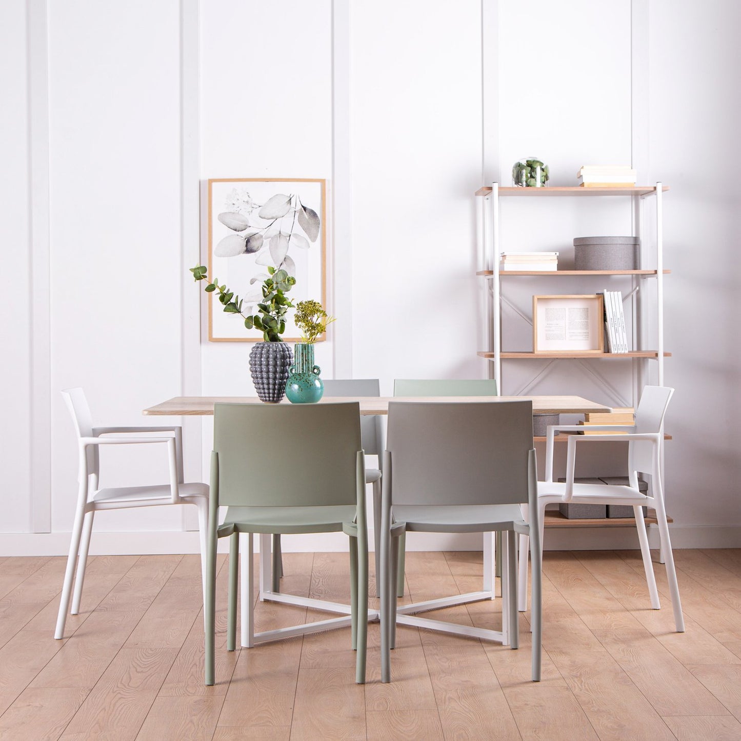 Silla de comedor con reposabrazos en polipropileno gris Jeven -  Klast