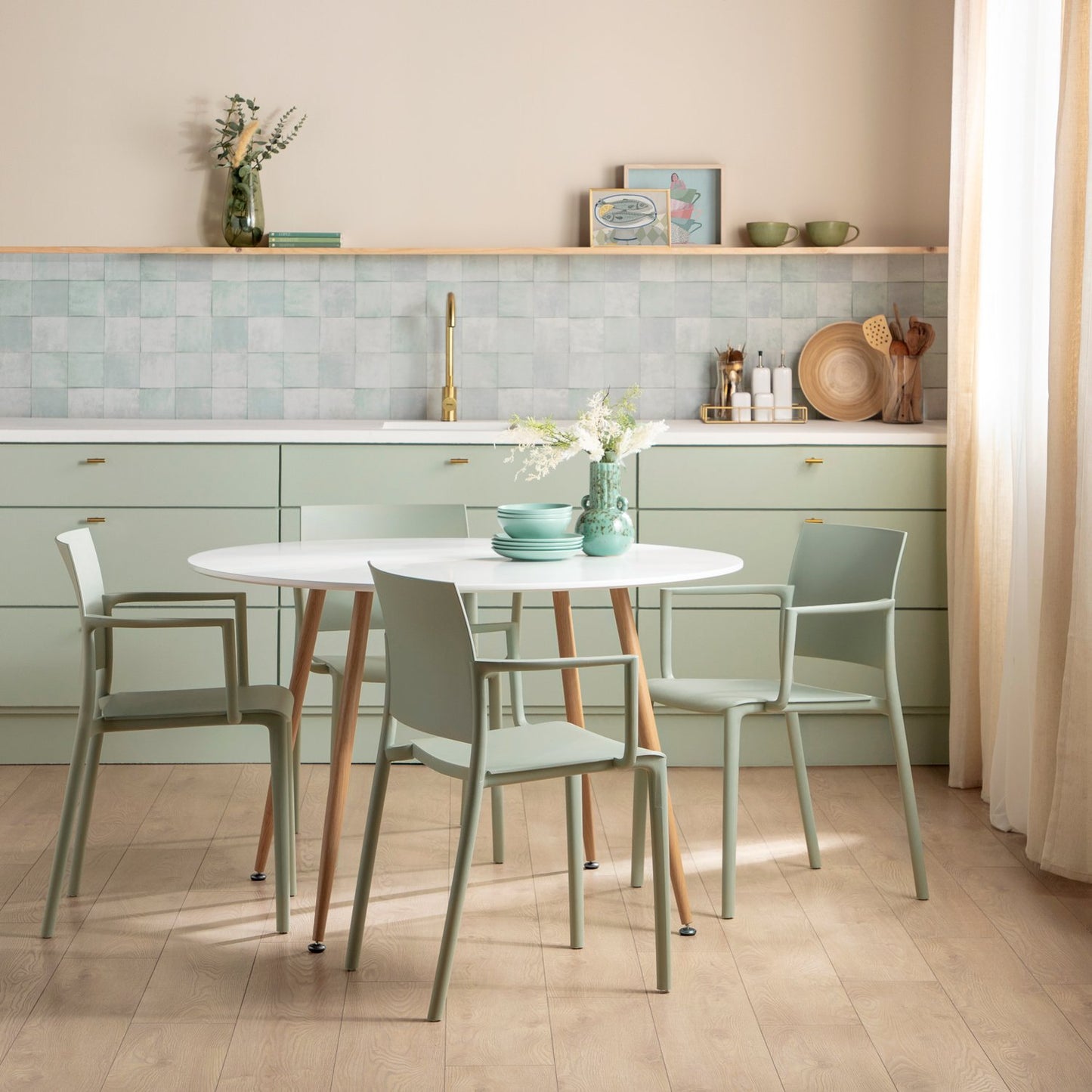 Silla de comedor con reposabrazos en polipropileno verde Jeven -  Klast