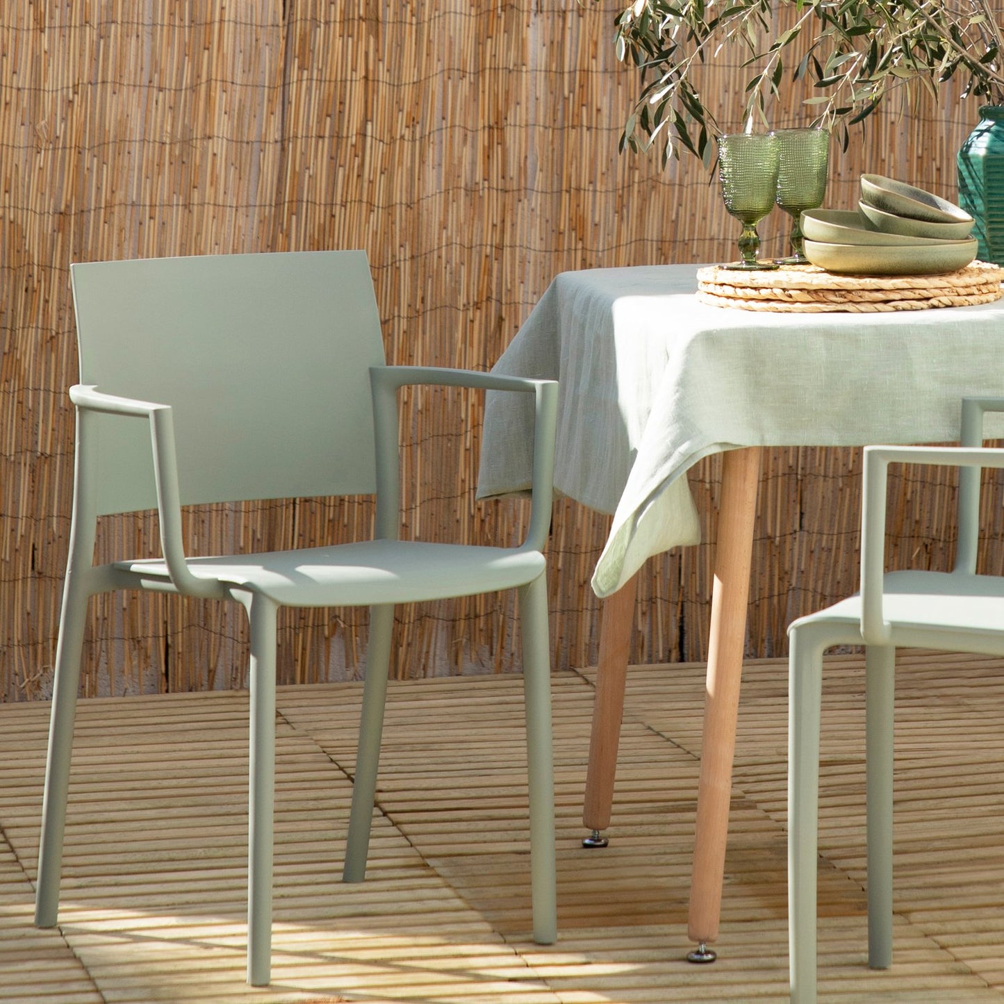 Silla de comedor con reposabrazos en polipropileno verde Jeven -  Klast