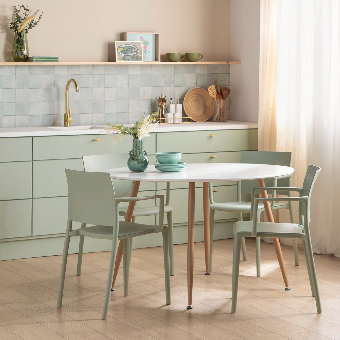 Silla de comedor con reposabrazos en polipropileno verde Jeven -  Klast