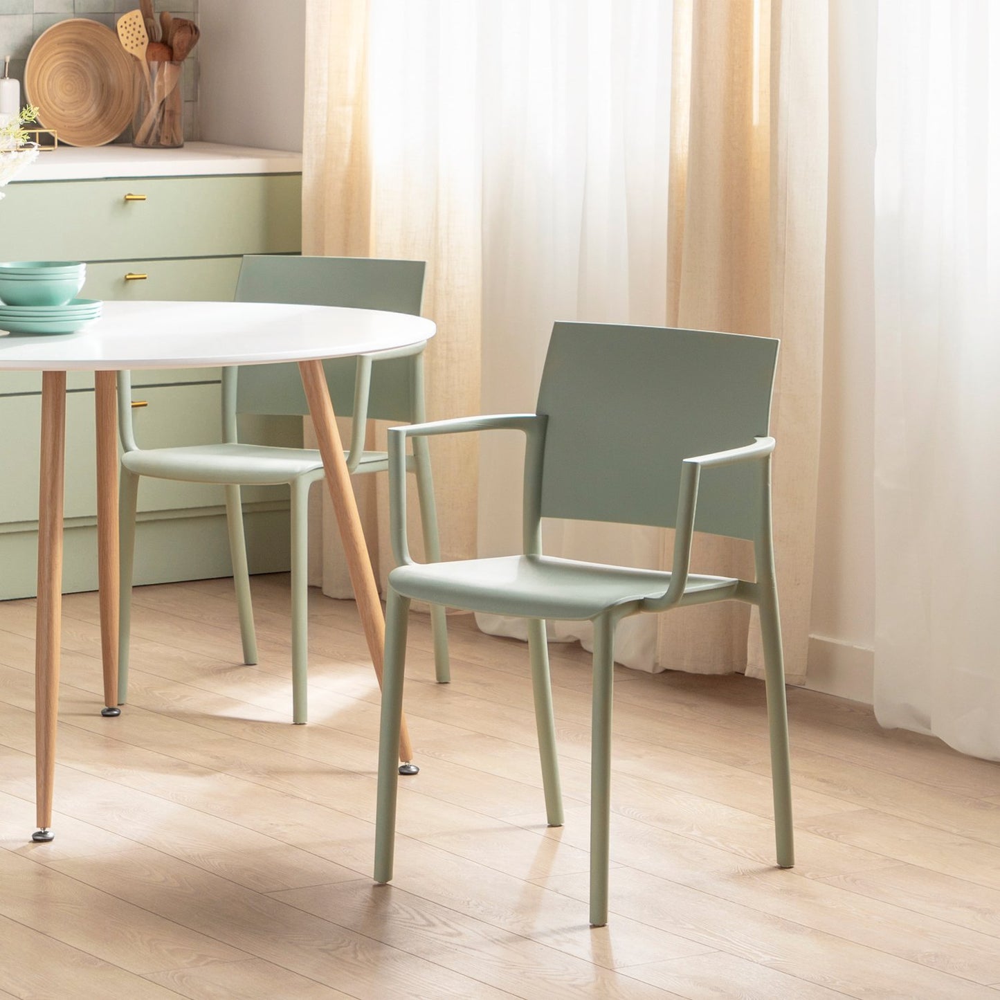 Silla de comedor con reposabrazos en polipropileno verde Jeven -  Klast