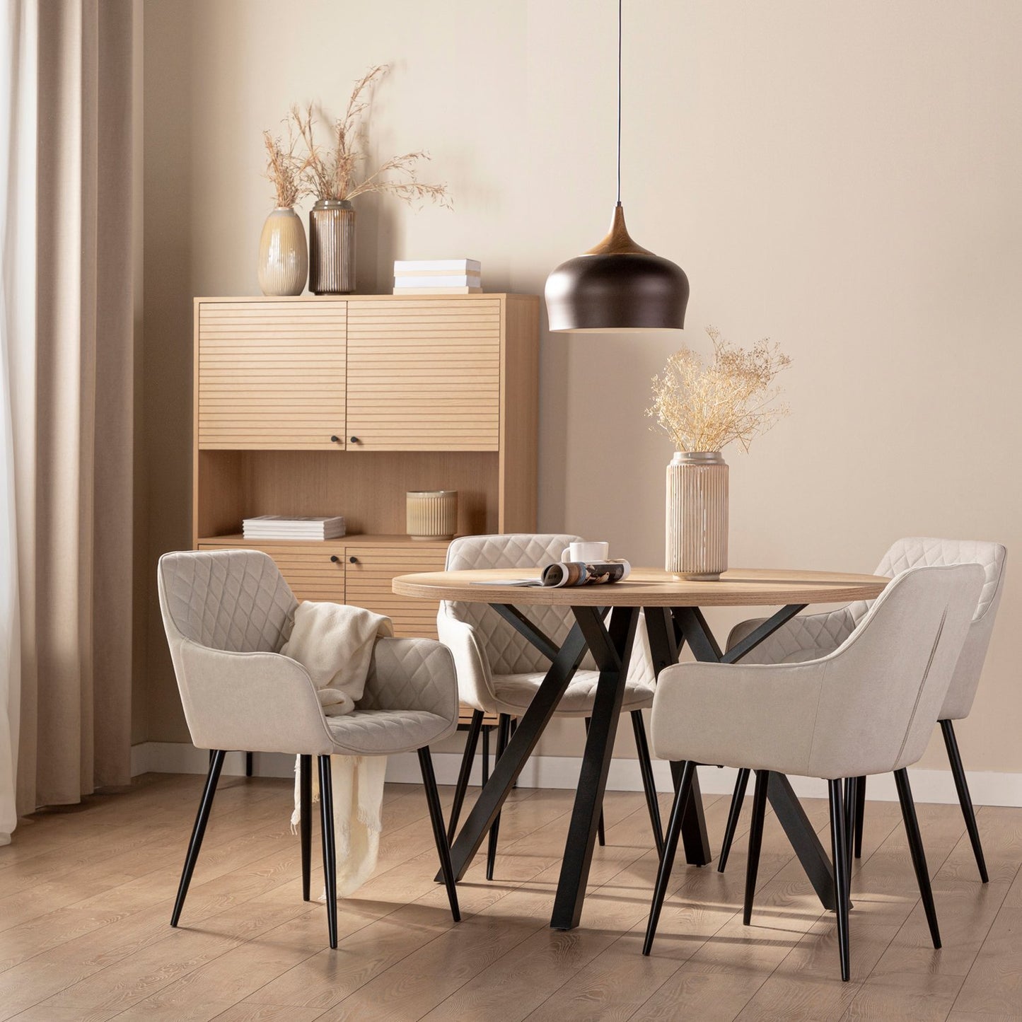 Silla de comedor con reposabrazos tapizada beige con pata negra Lizel -  Klast