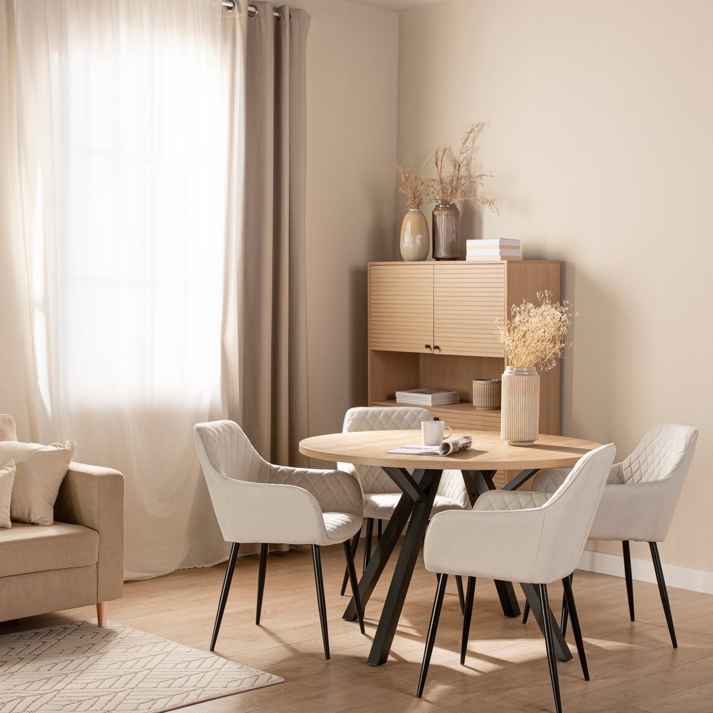 Silla de comedor con reposabrazos tapizada beige con pata negra Lizel -  Klast