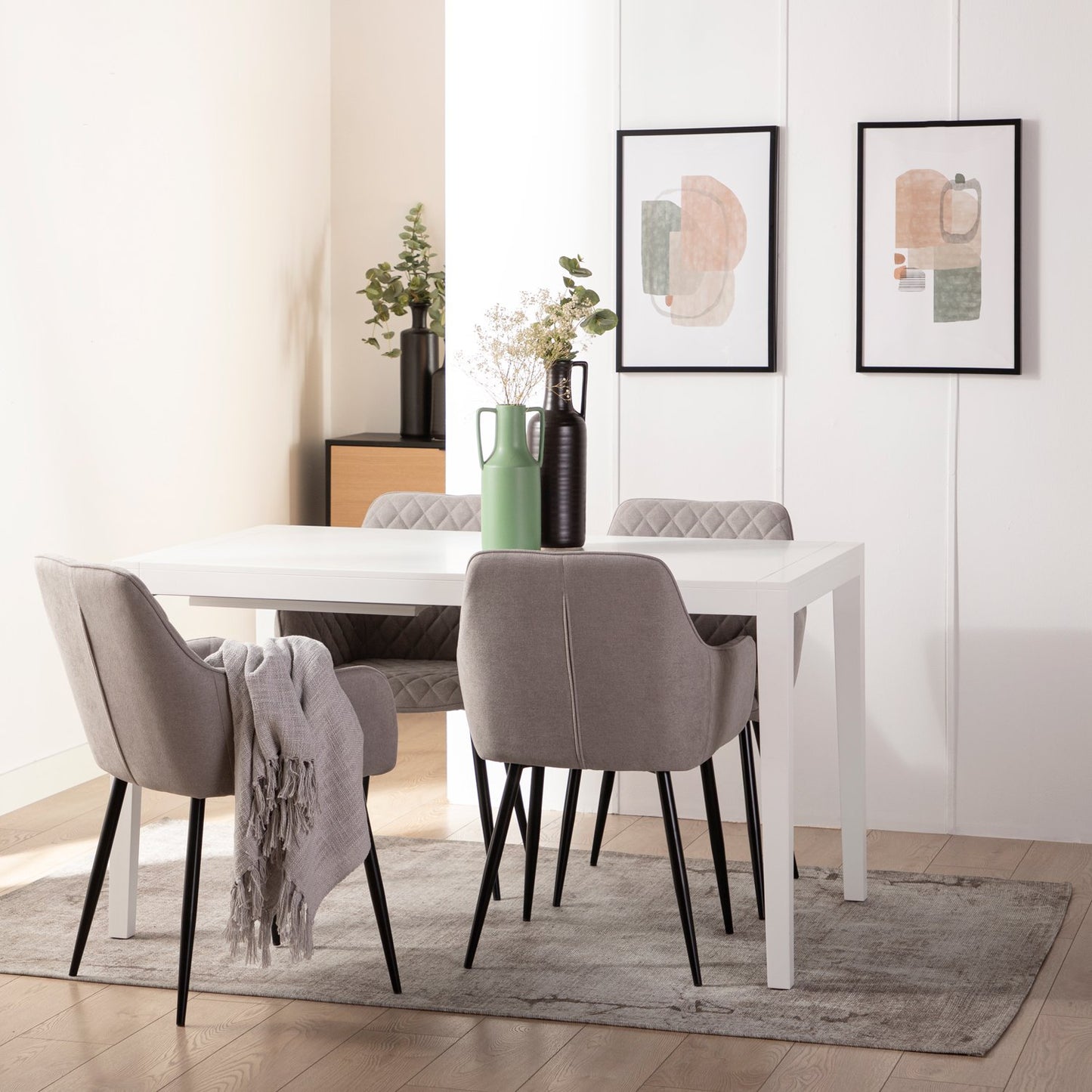 Silla de comedor con reposabrazos tapizada gris con pata negra Lizel -  Klast