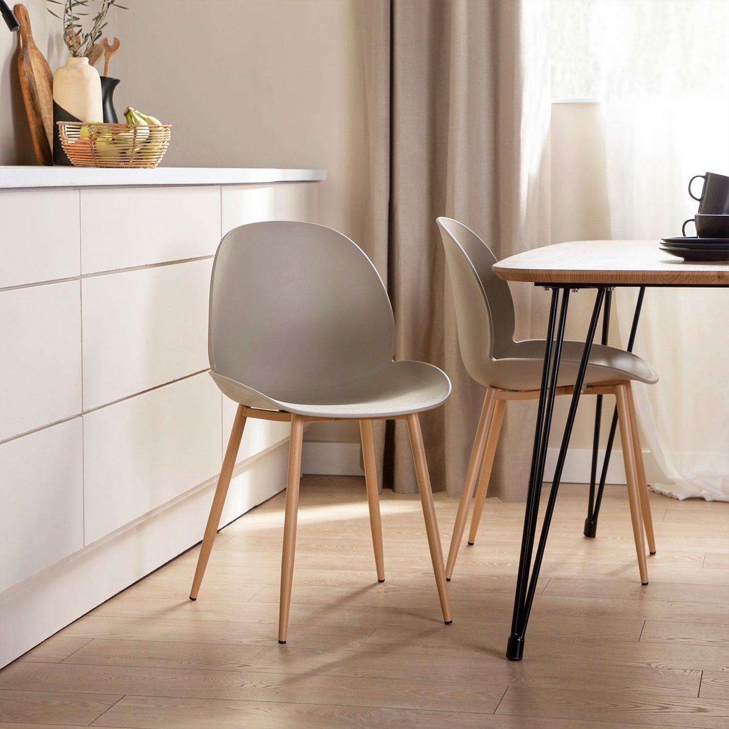 Silla de comedor en polipropileno beige Ceilan -  Klast