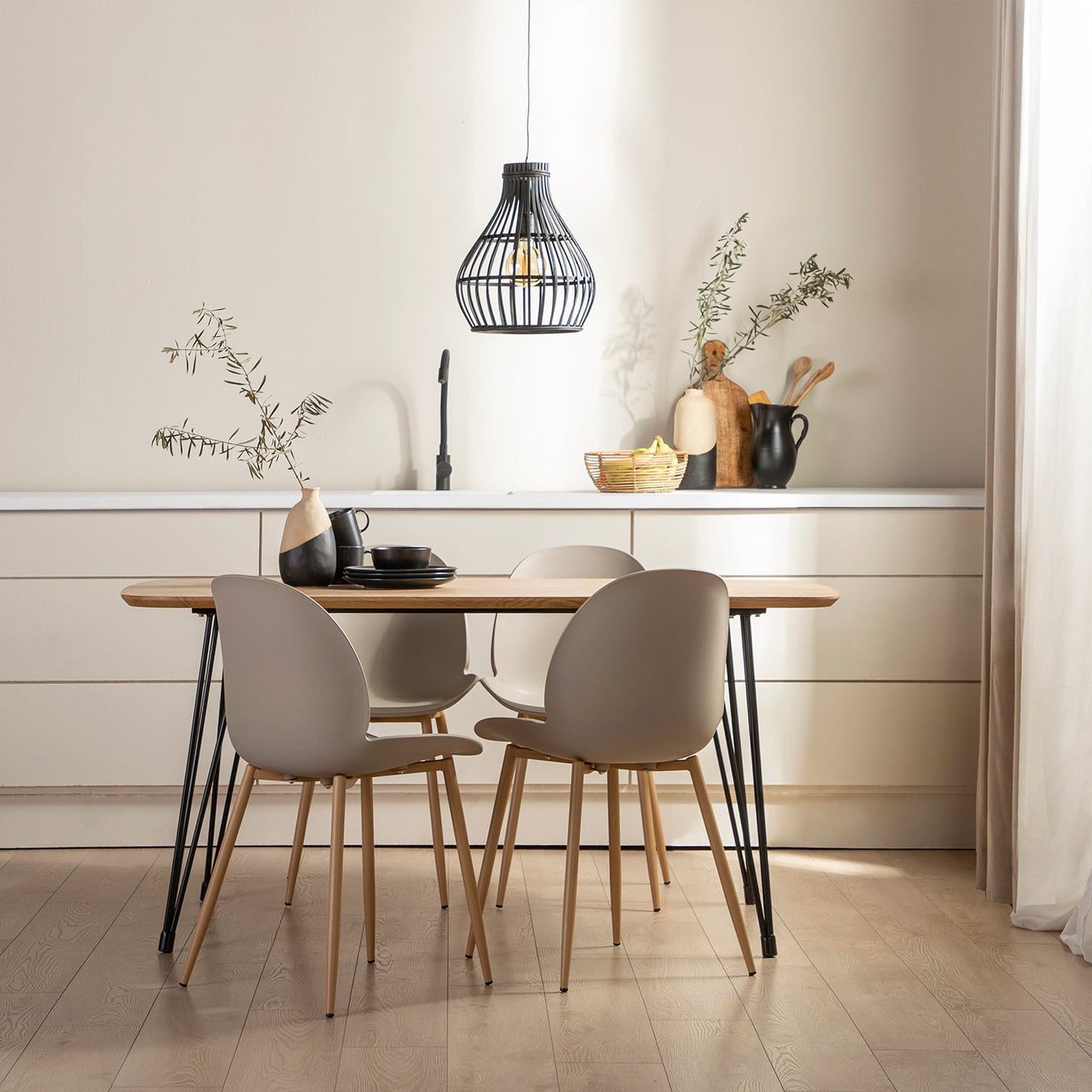 Silla de comedor en polipropileno beige Ceilan -  Klast