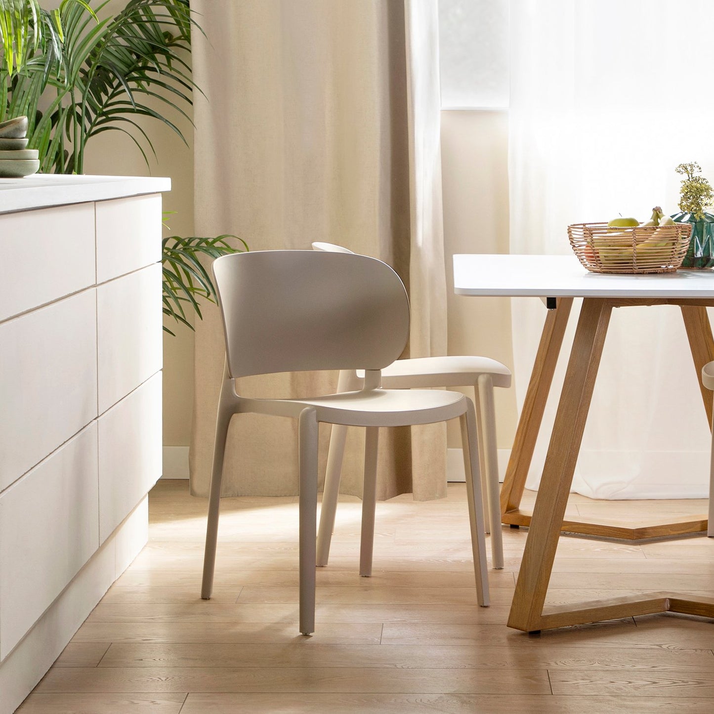 Silla de comedor en polipropileno beige Jana -  Klast