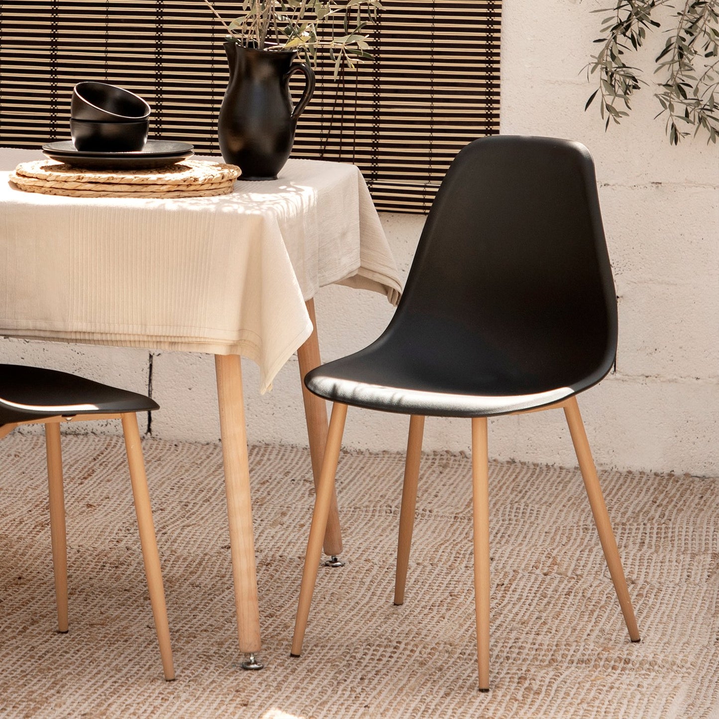 Silla de comedor enpol ipropileno negra con pata natural Davy -  Klast