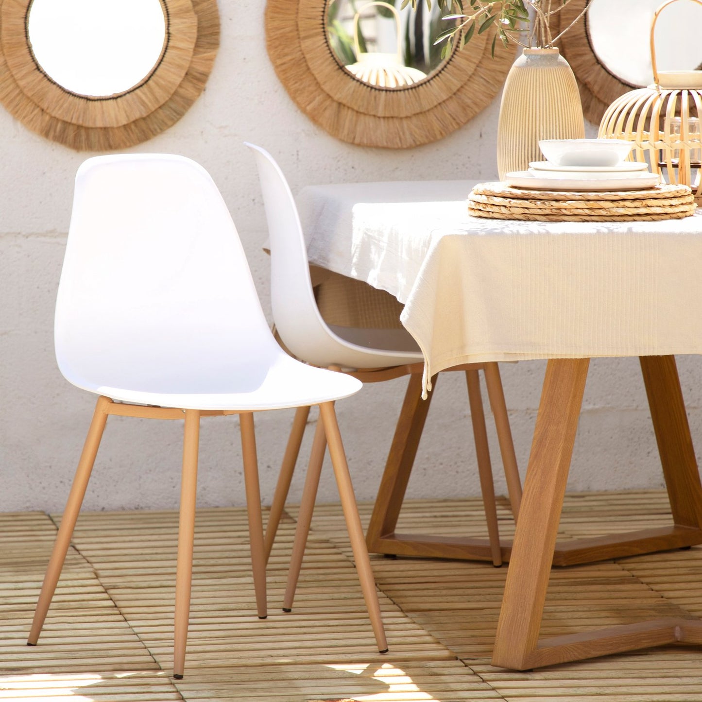 Silla de comedor enpoli propileno blanca con pata natural Davy -  Klast