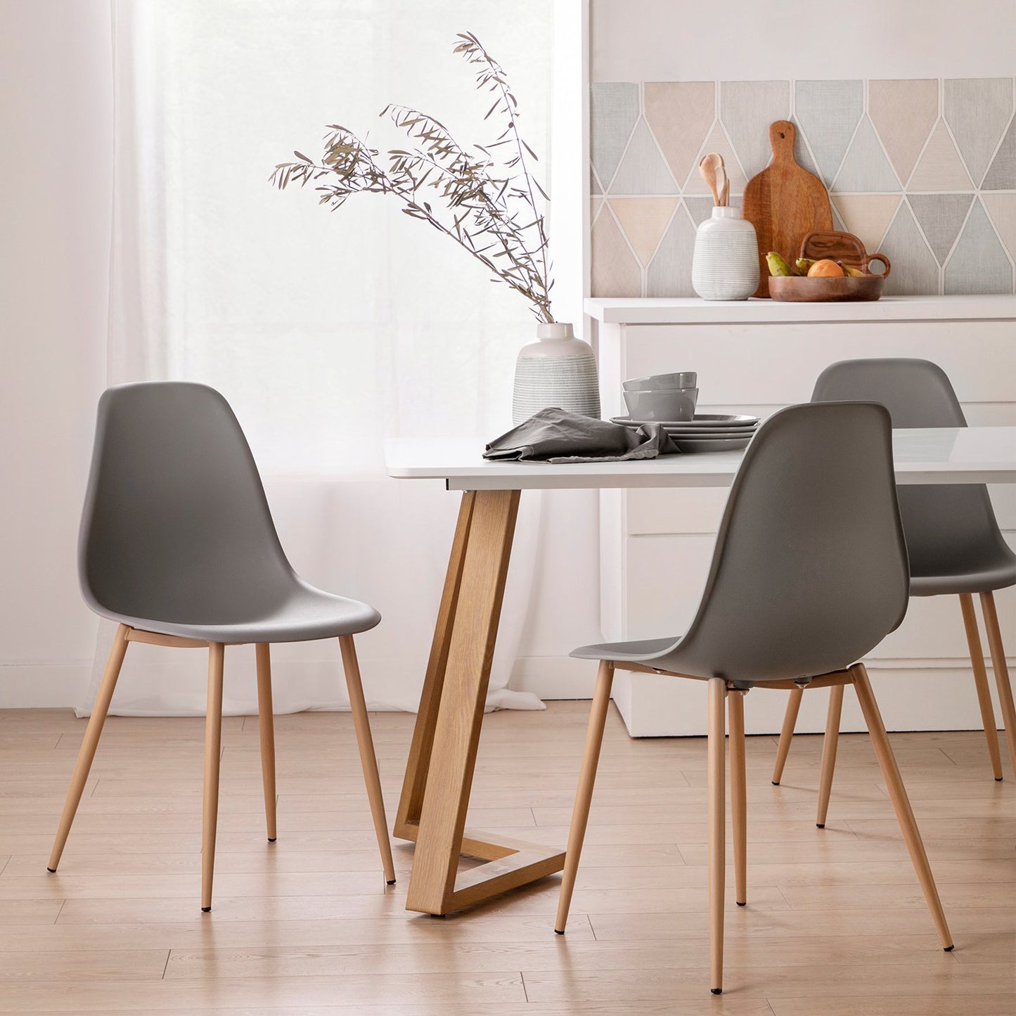 Silla de comedor enpoli propileno gris con pata natural Davy -  Klast