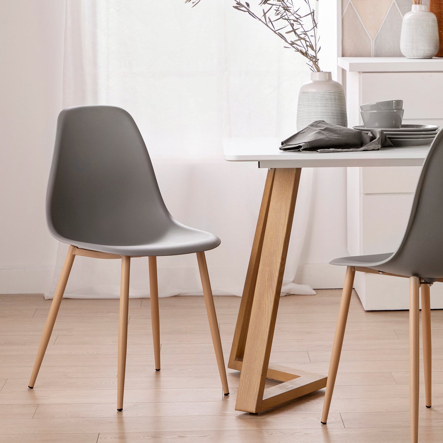 Silla de comedor enpoli propileno gris con pata natural Davy -  Klast