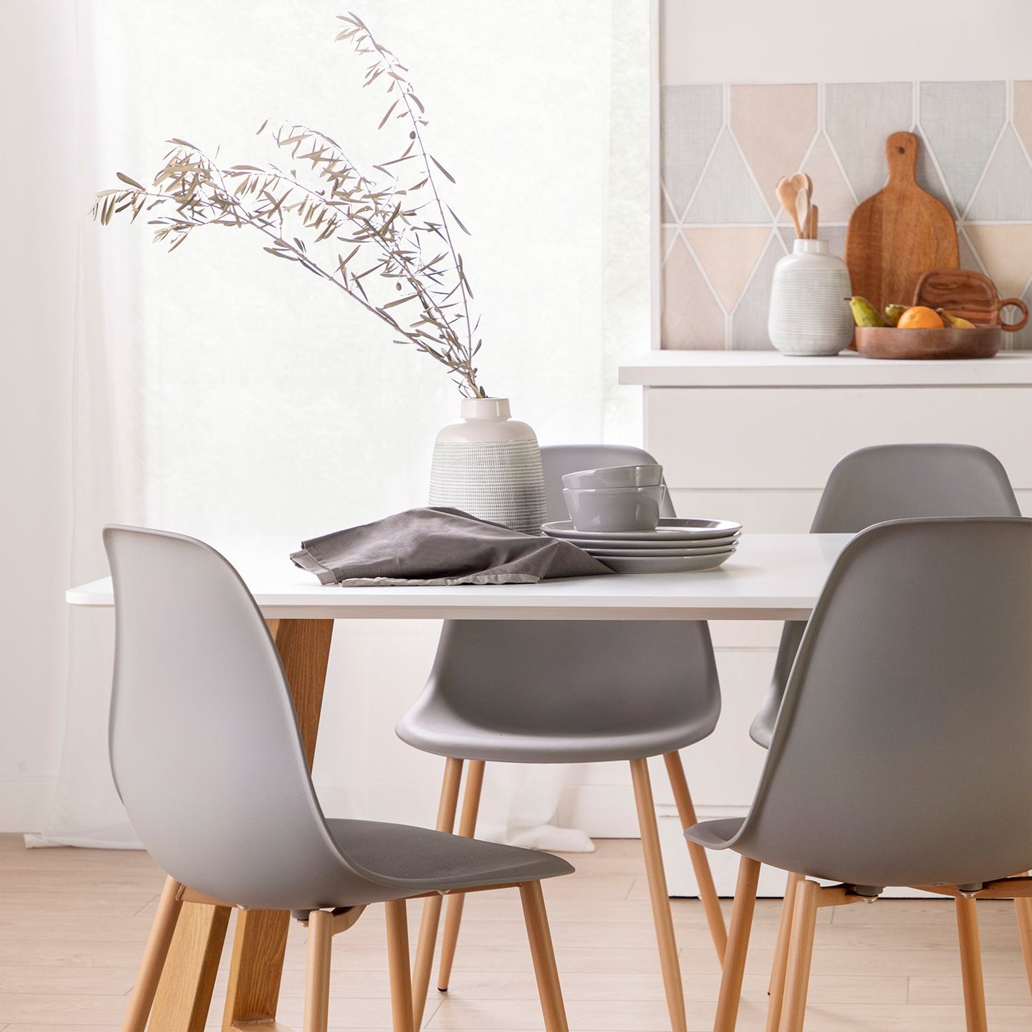 Silla de comedor enpoli propileno gris con pata natural Davy -  Klast