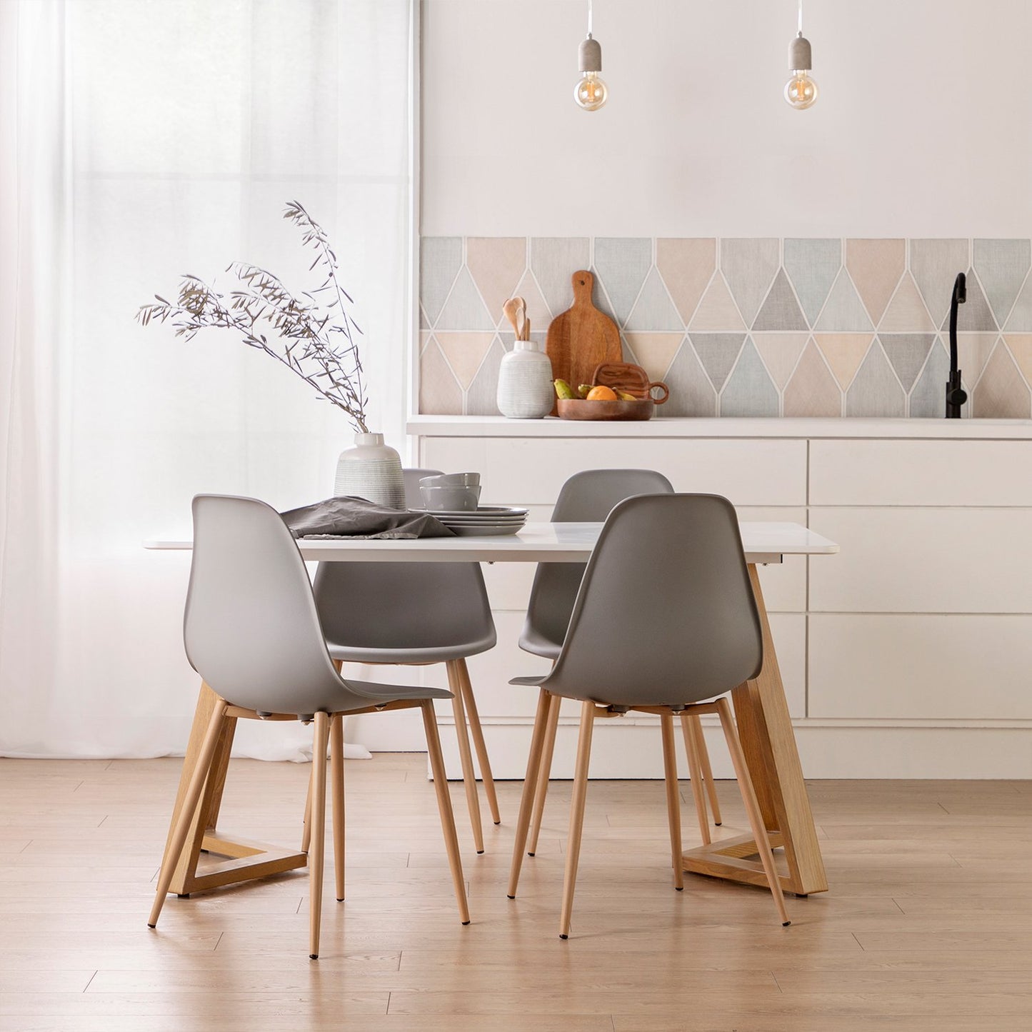 Silla de comedor enpoli propileno gris con pata natural Davy -  Klast