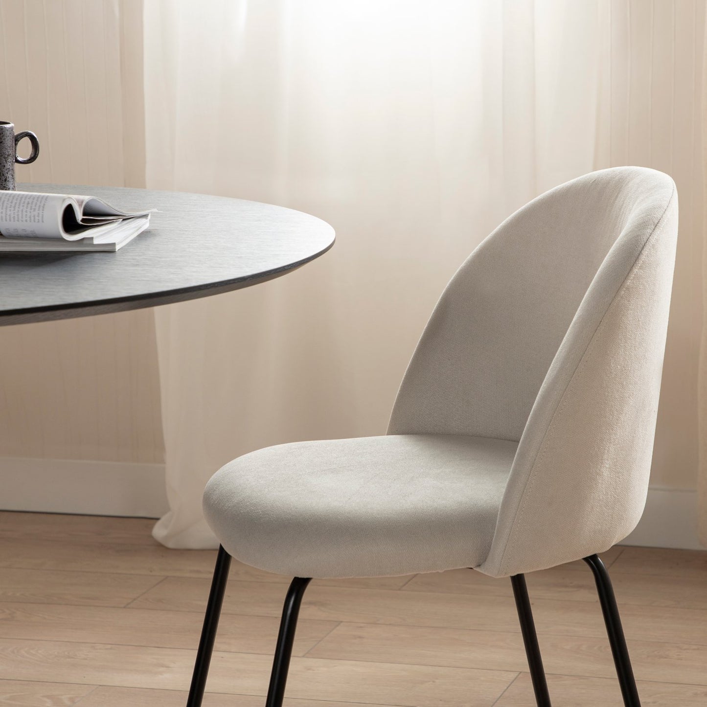 Silla de comedor tapizada Basic beige con pata negra Olivia -  Klast