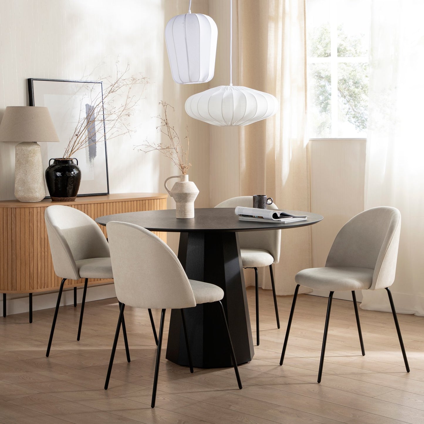 Silla de comedor tapizada Basic beige con pata negra Olivia -  Klast