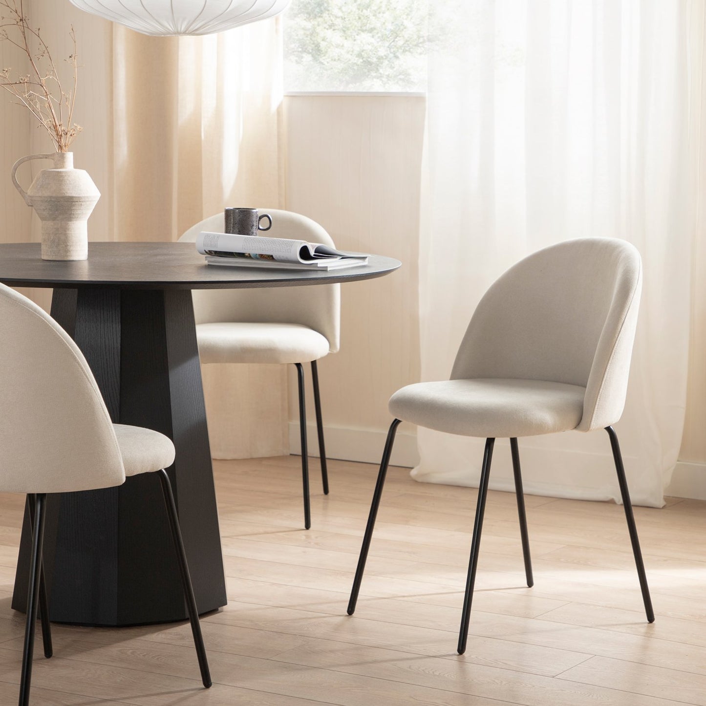 Silla de comedor tapizada Basic beige con pata negra Olivia -  Klast