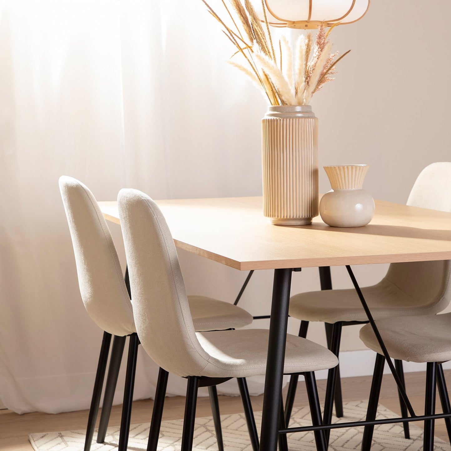 Silla de comedor tapizada Basic beige con pata negra Ellis -  Klast