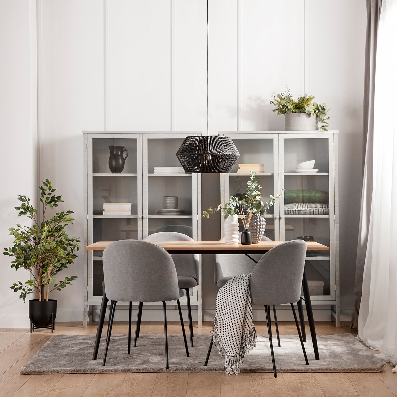 Silla de comedor tapizada Basic gris con pata negra Olivia -  Klast