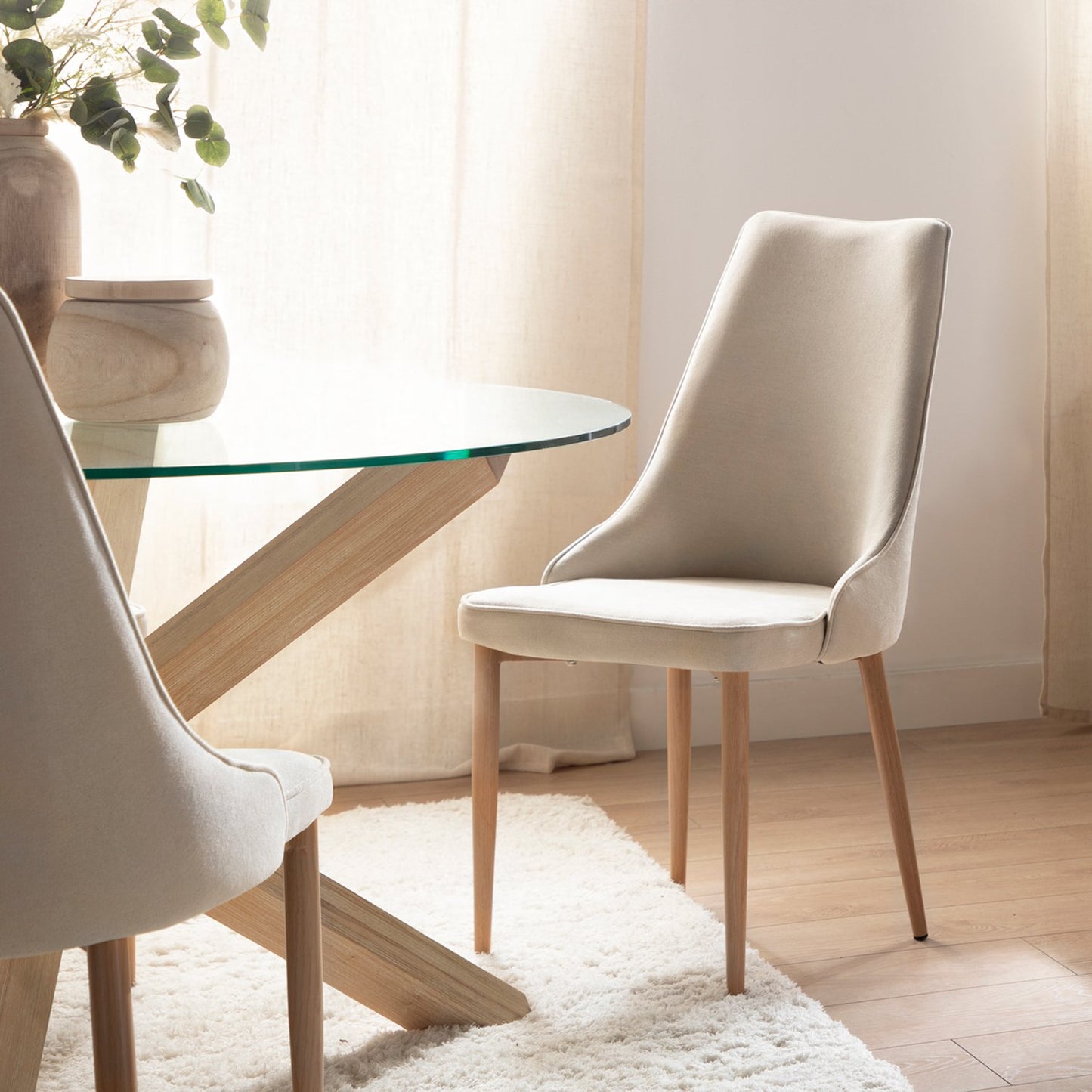 Silla de comedor tapizada beige con pata natural Agnes -  Klast