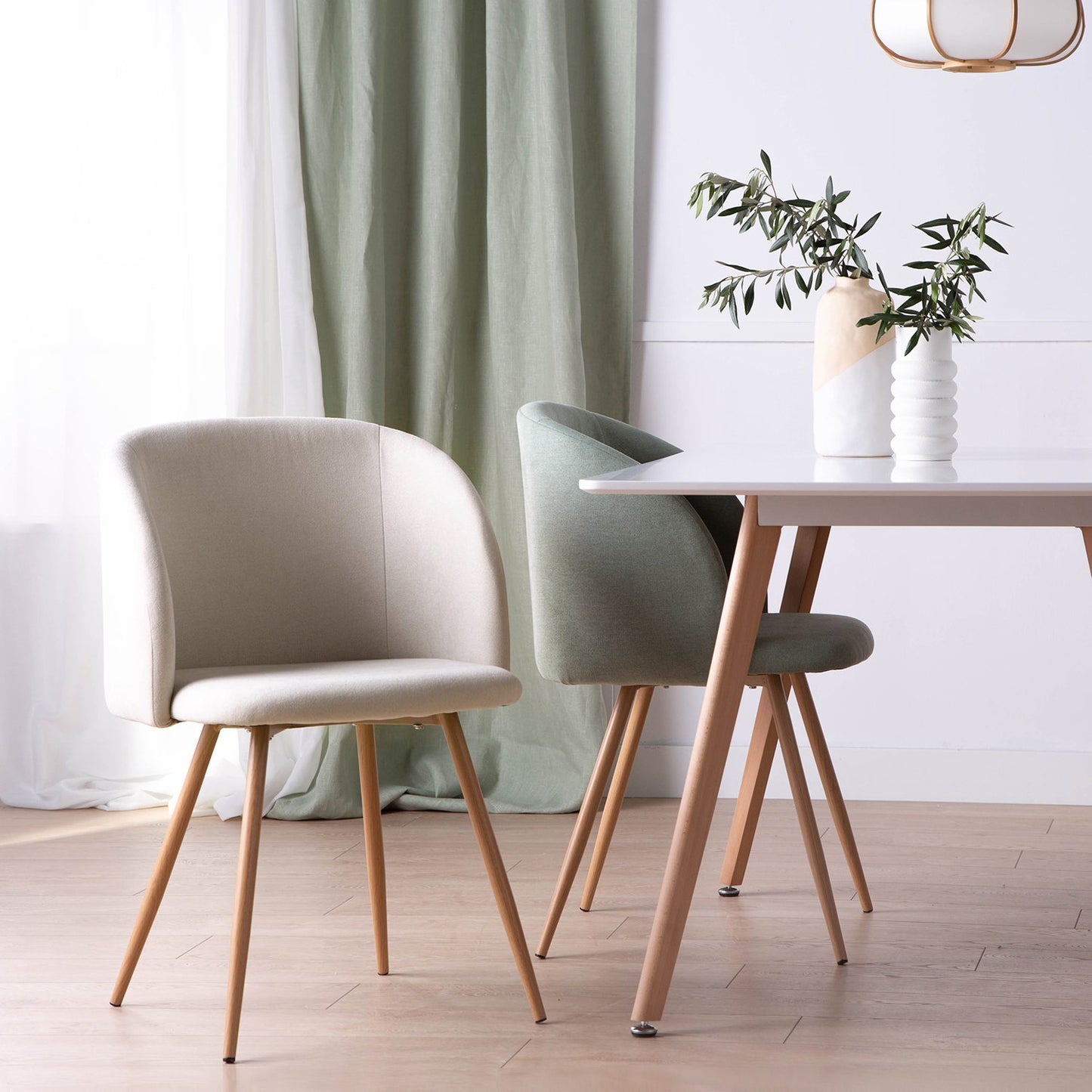 Silla de comedor tapizada beige con pata natural Scot -  Klast