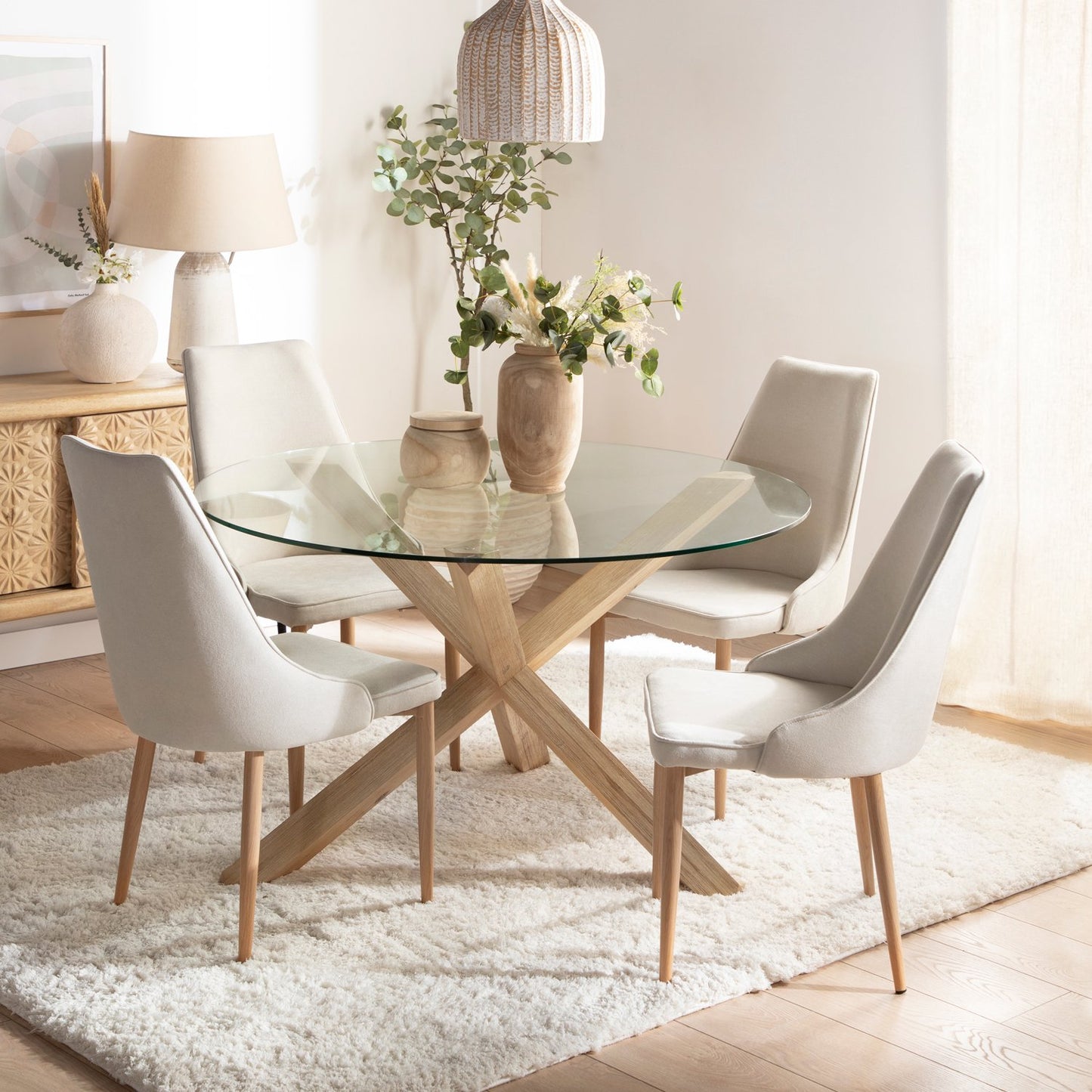 Silla de comedor tapizada beige con pata natural Agnes -  Klast