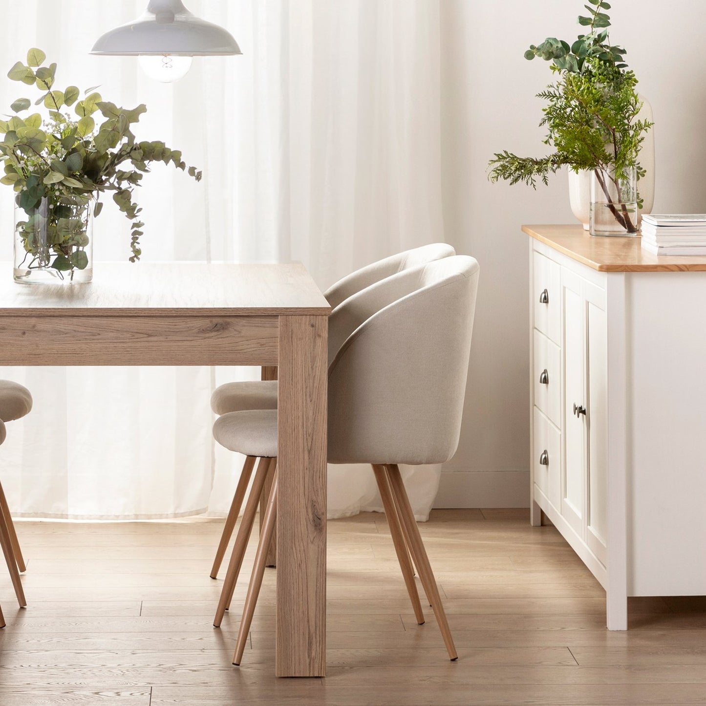 Silla de comedor tapizada beige con pata natural Scot -  Klast