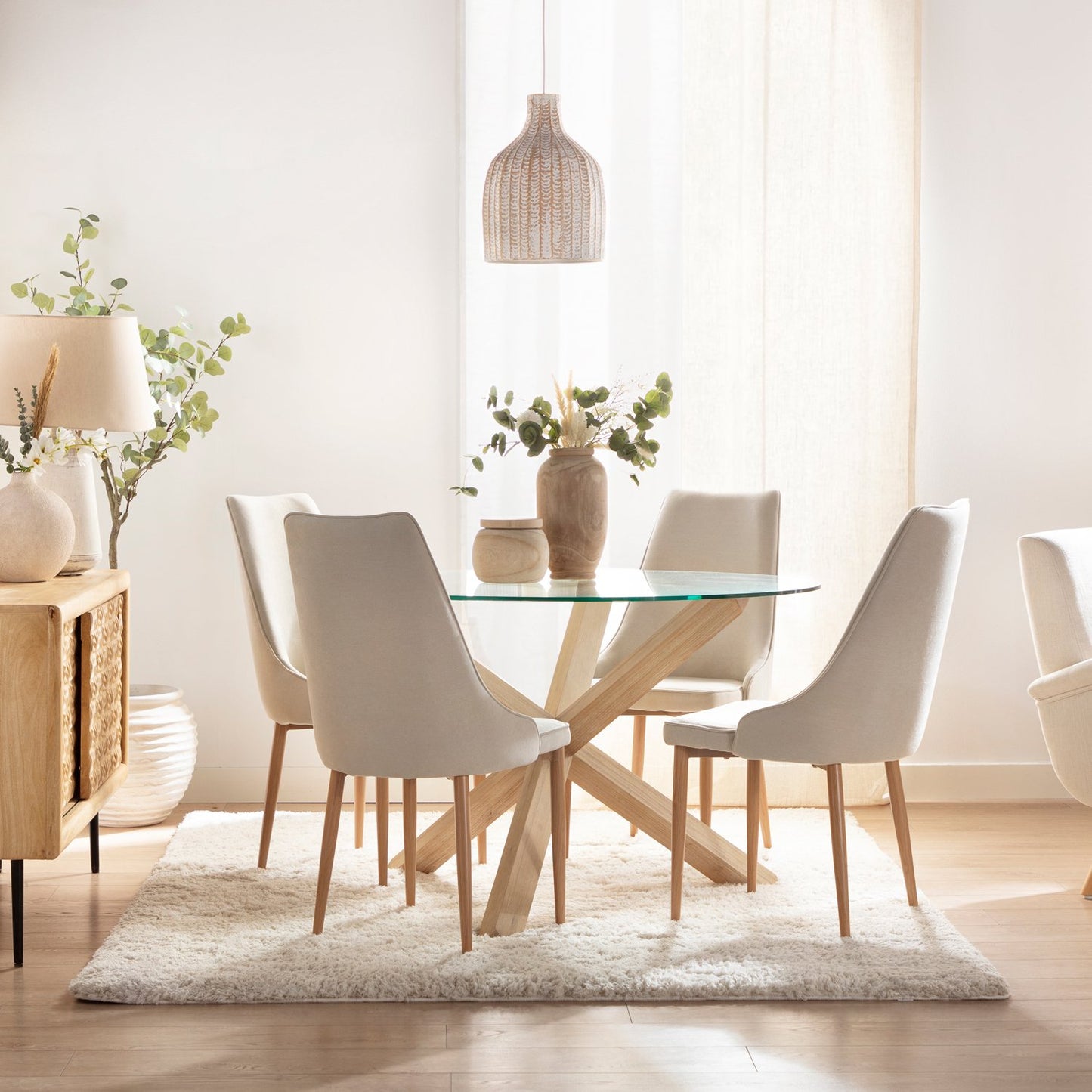 Silla de comedor tapizada beige con pata natural Agnes -  Klast