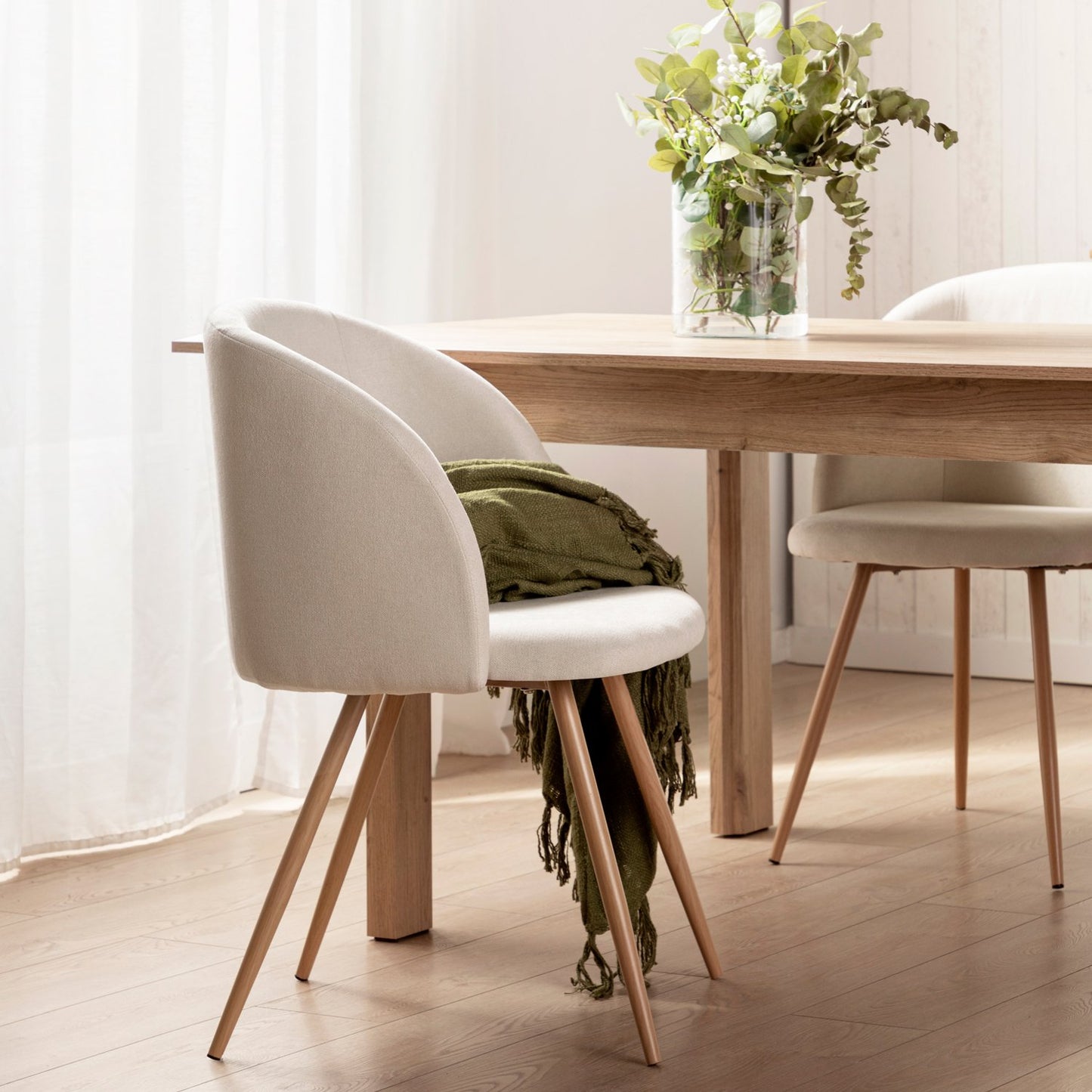 Silla de comedor tapizada beige con pata natural Scot -  Klast