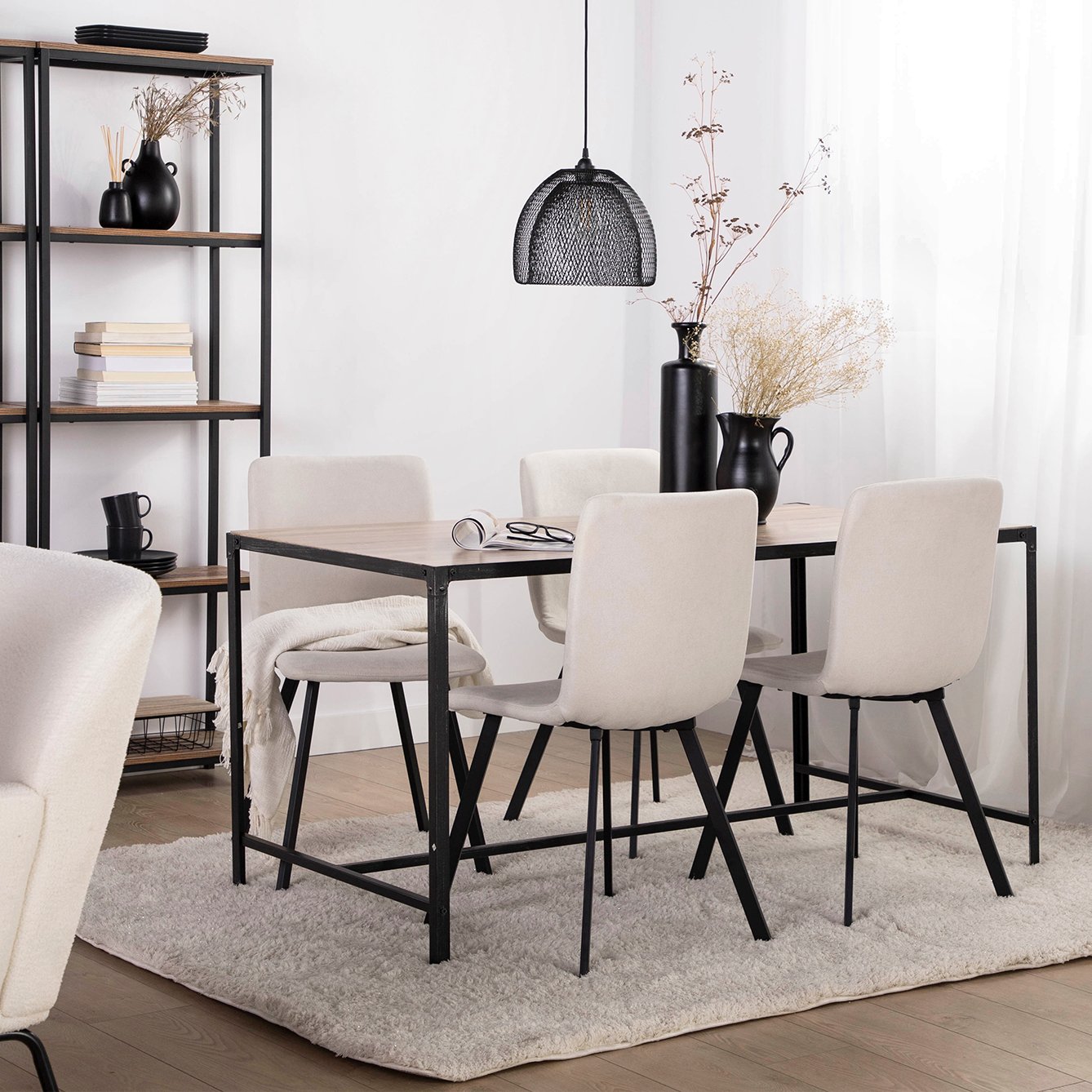 Silla de comedor tapizada beige con pata negra Maia -  Klast