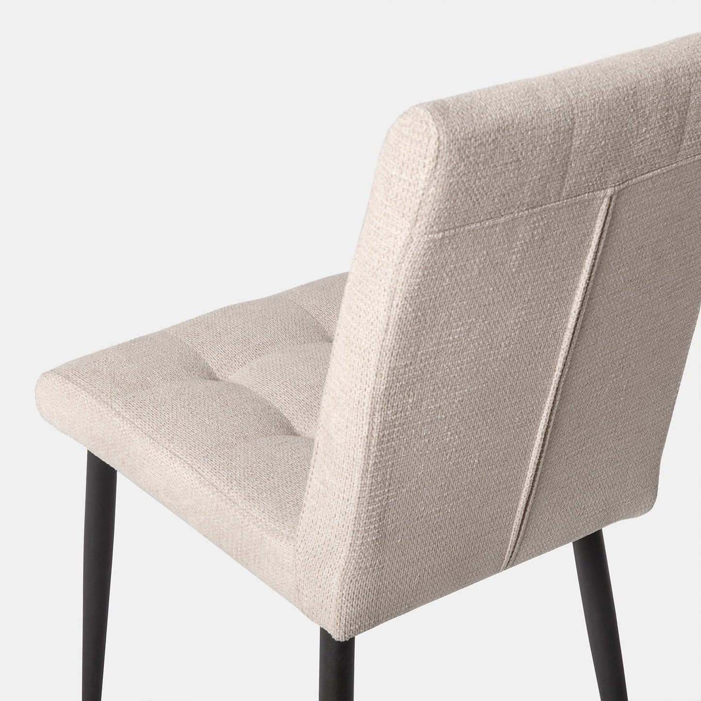 Silla de comedor tapizada beige con pata negra Leia -  Klast