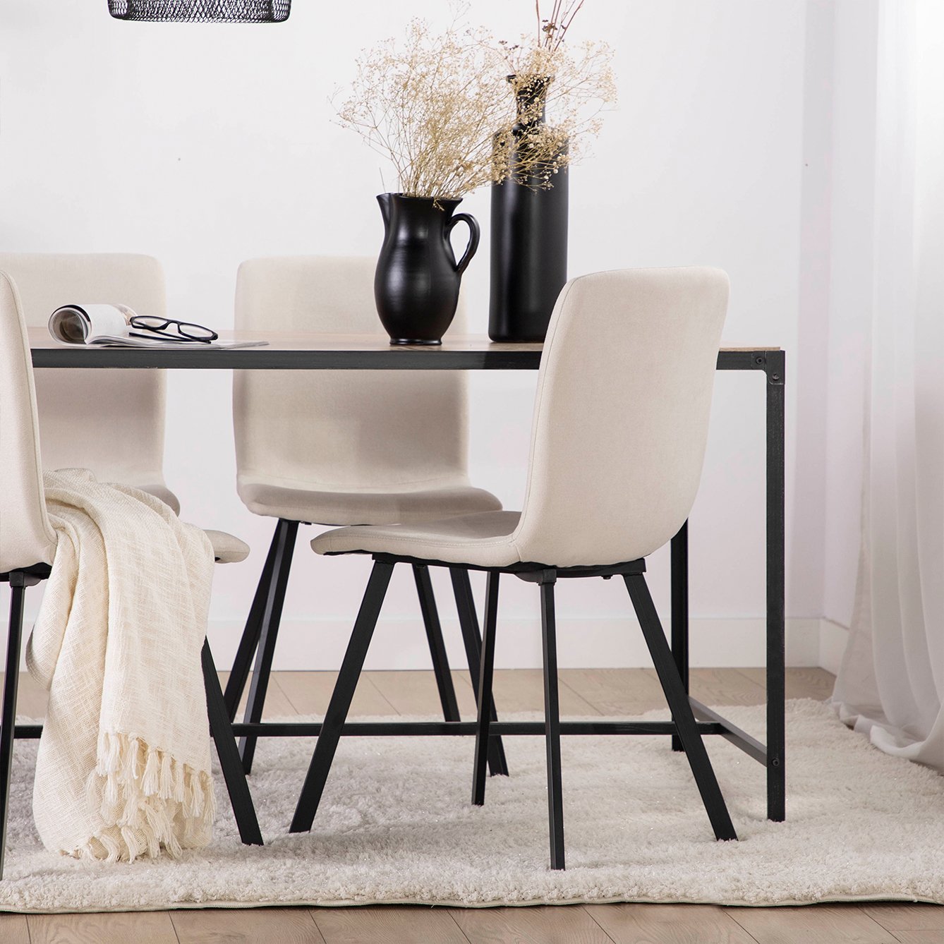 Silla de comedor tapizada beige con pata negra Maia -  Klast