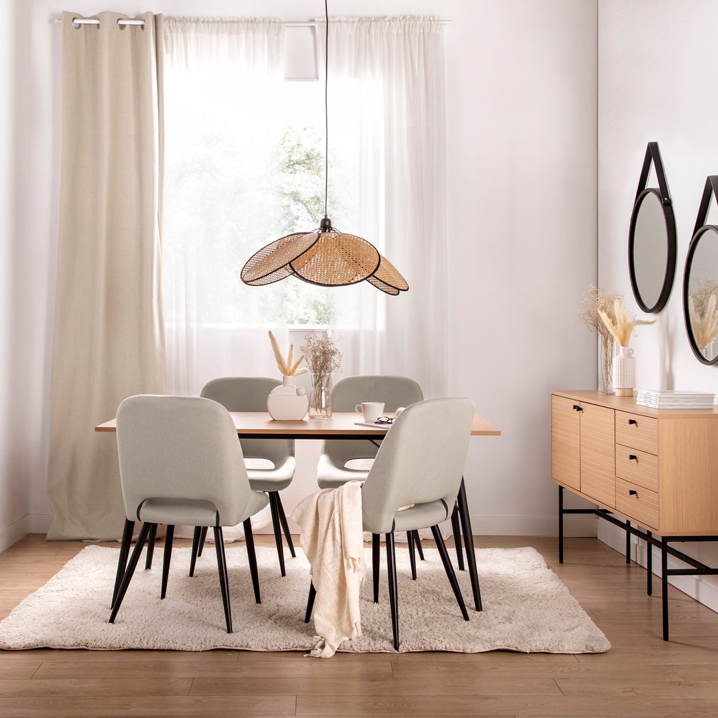 Silla de comedor tapizada beige con pata negra Emily -  Klast