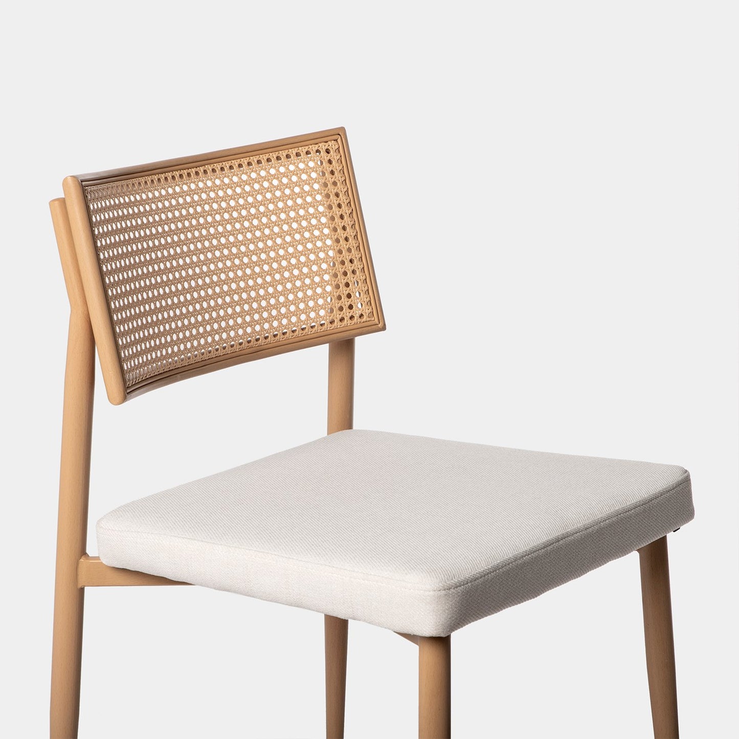 Silla de comedor tapizada beige y ratán Yara -  Klast