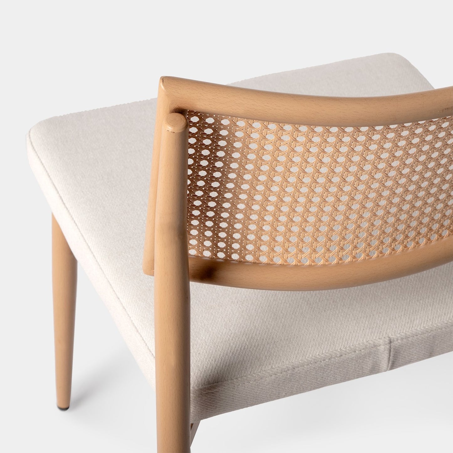 Silla de comedor tapizada beige y ratán Yara -  Klast