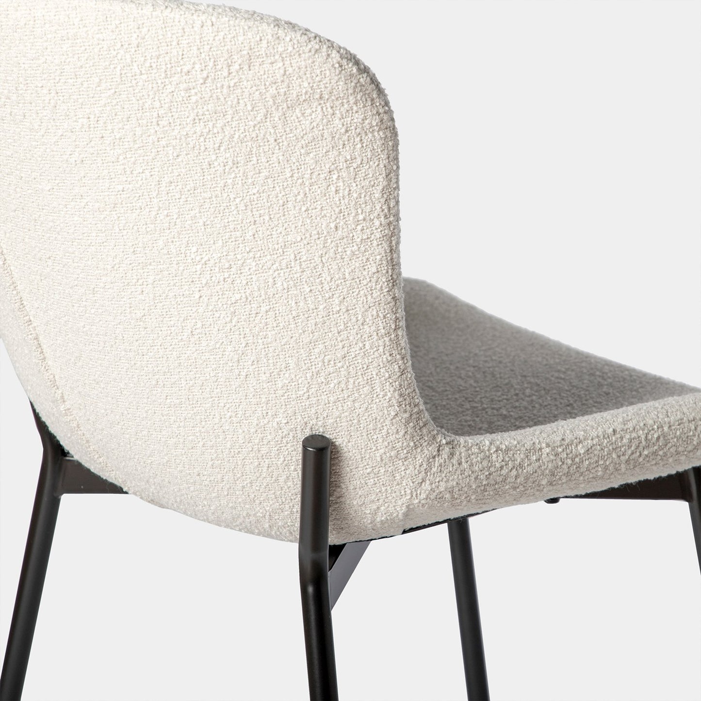 Silla de comedor tapizada bouclé beige con pata negra Ari -  Klast