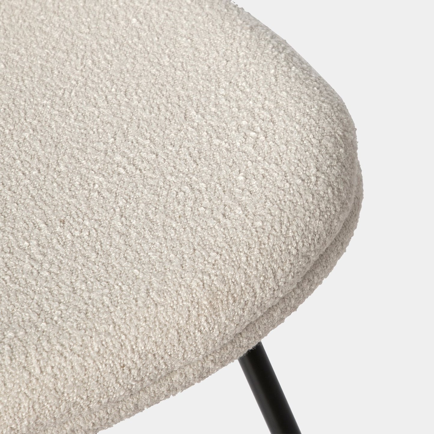 Silla de comedor tapizada bouclé beige con pata negra Tera -  Klast