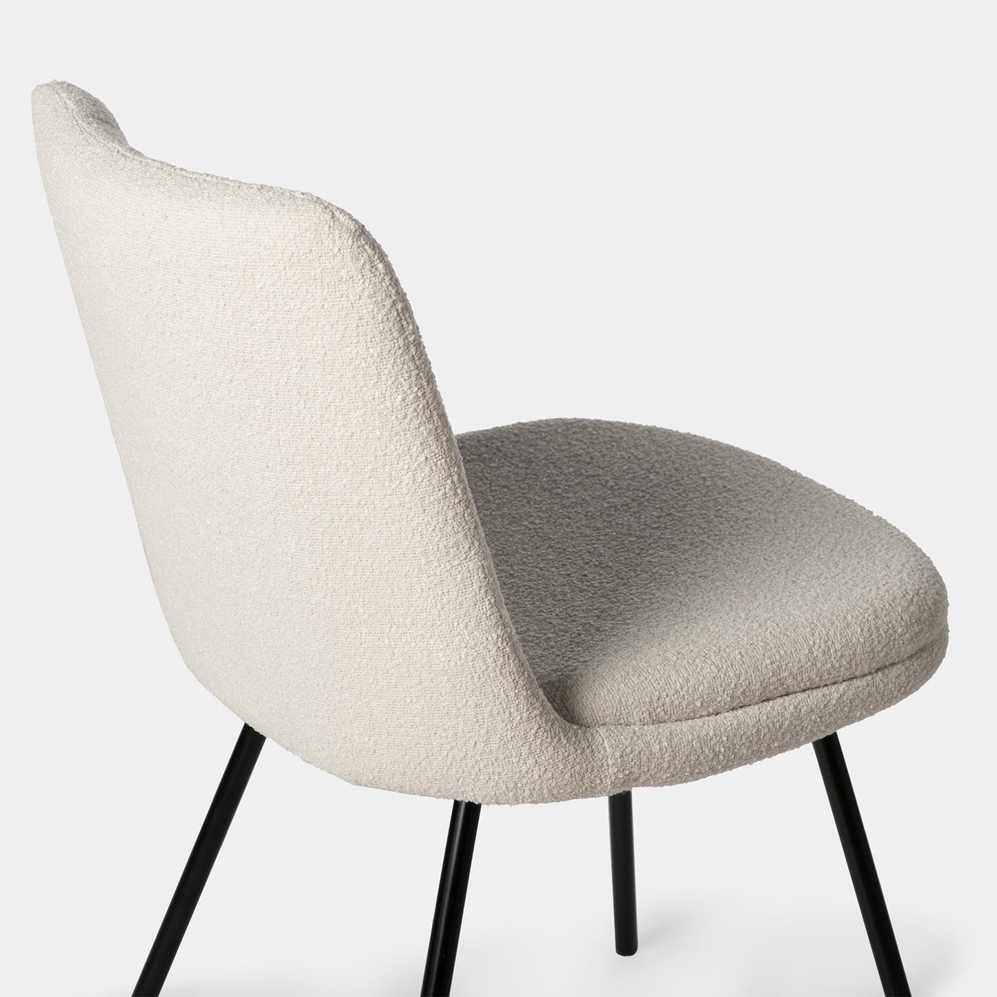 Silla de comedor tapizada bouclé beige con pata negra Tera -  Klast