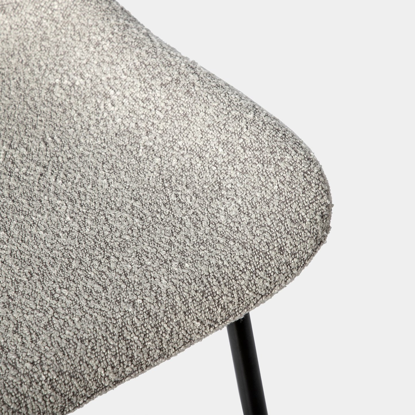 Silla de comedor tapizada bouclé gris con pata negra Ari -  Klast