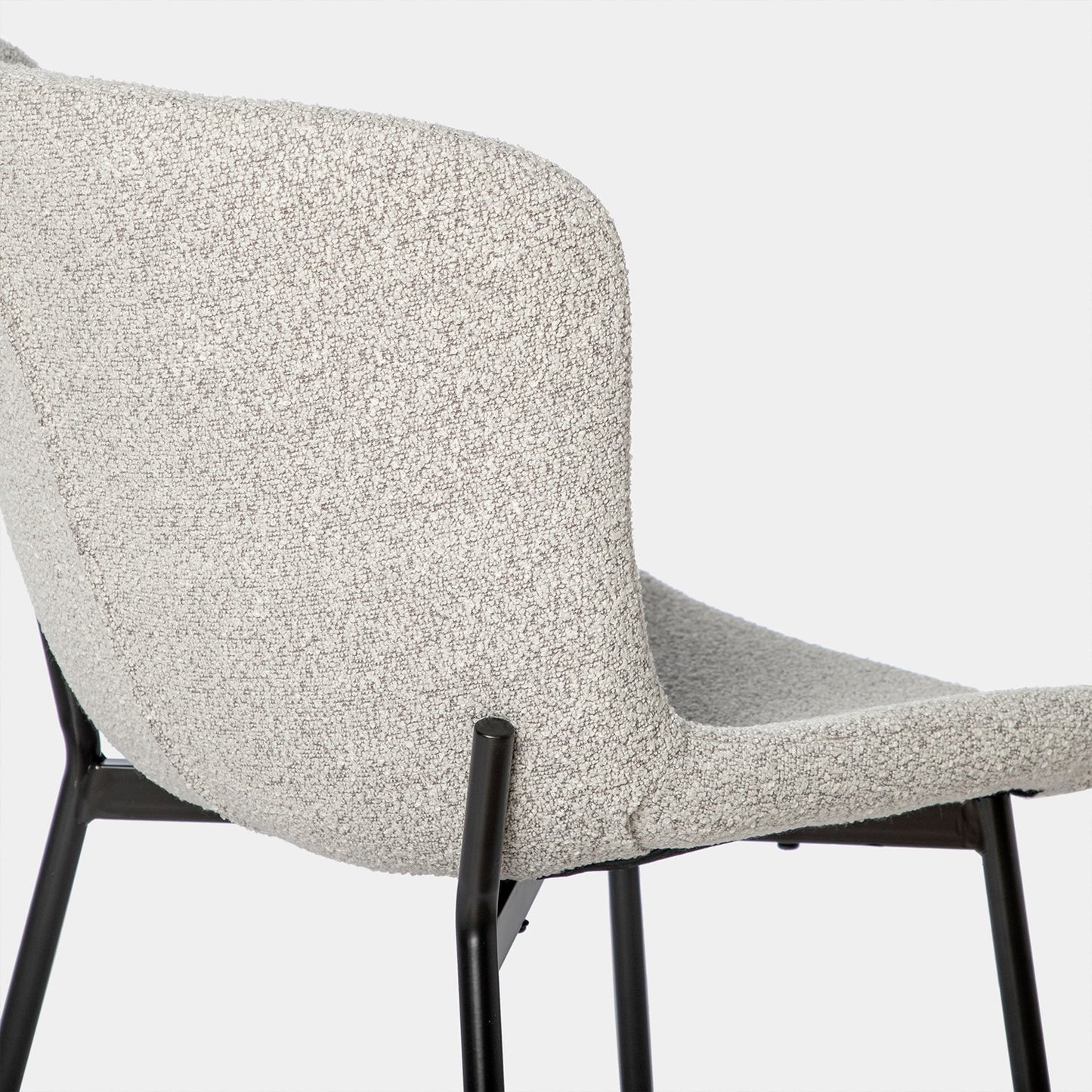 Silla de comedor tapizada bouclé gris con pata negra Ari -  Klast